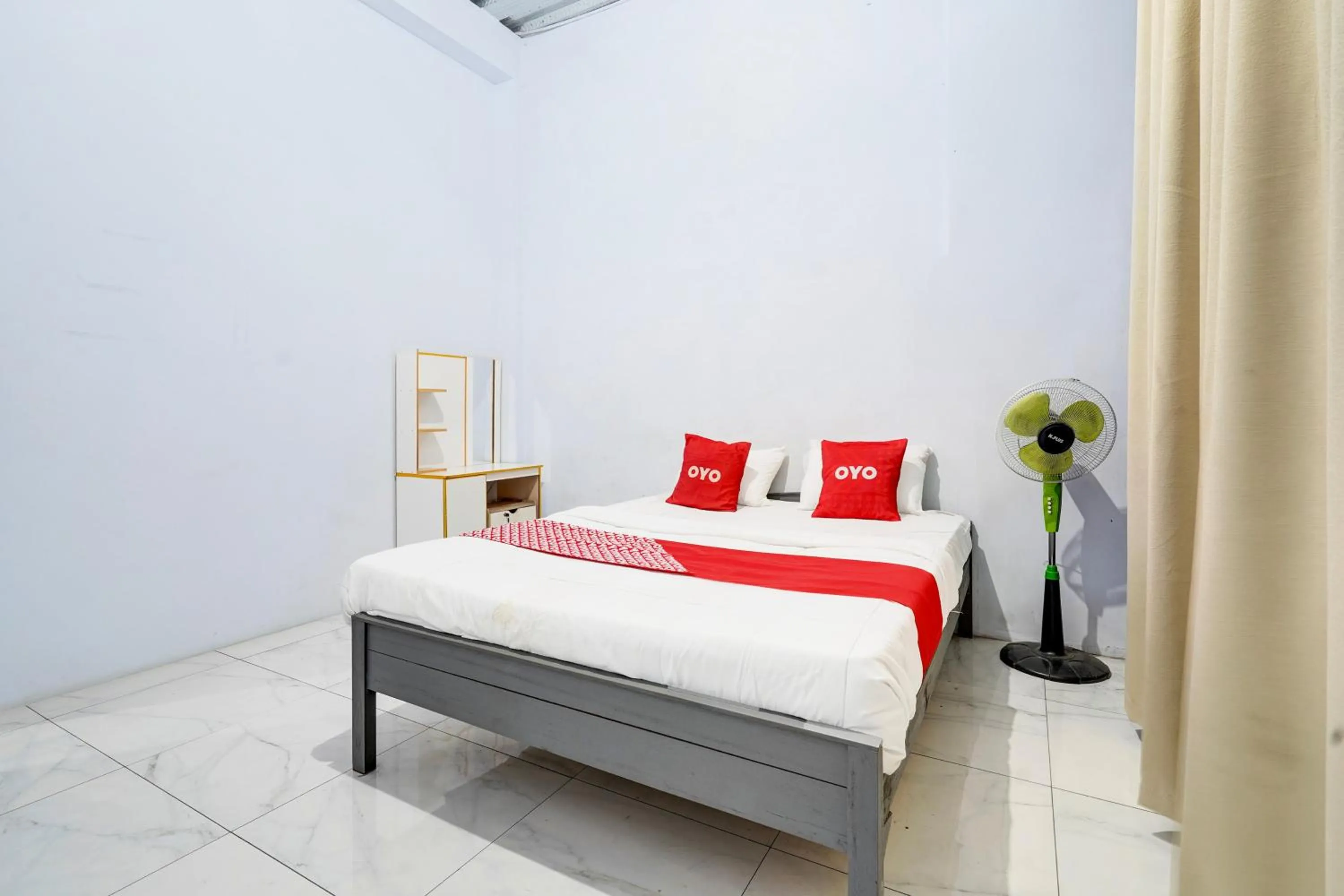 Bedroom, Bed in Hotel O Guest House Cinta Damai