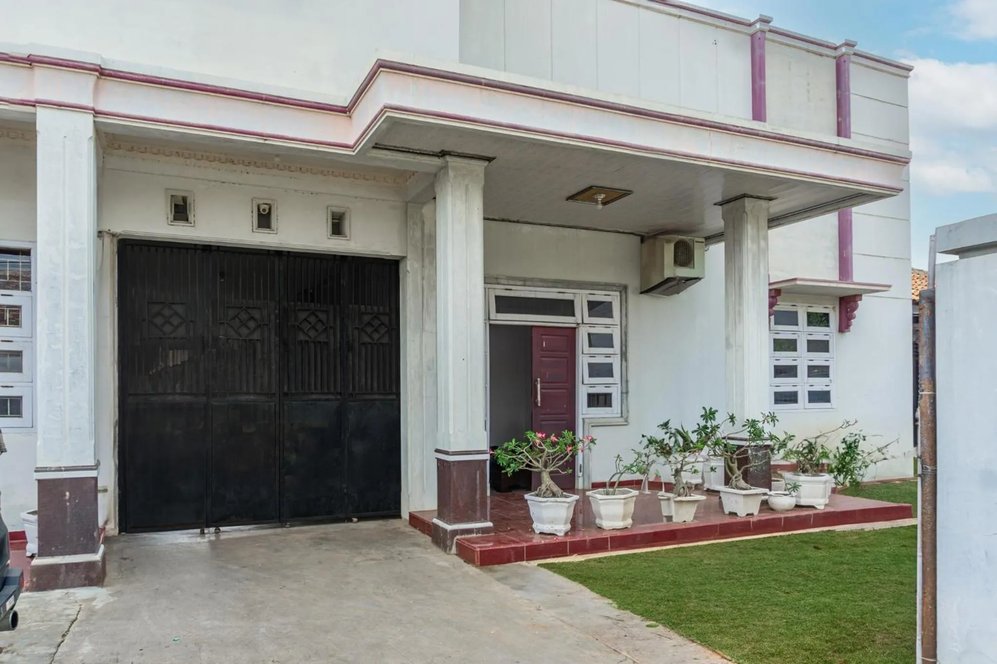 Facade/entrance in Hotel O Guest House Pahlawan Syariah