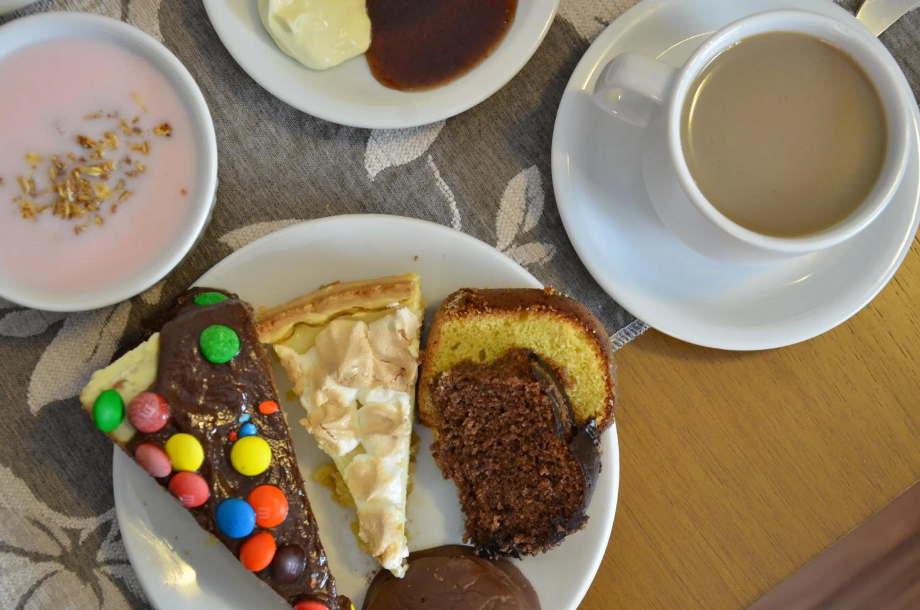 Buffet breakfast in Pousada Stillo Gramado