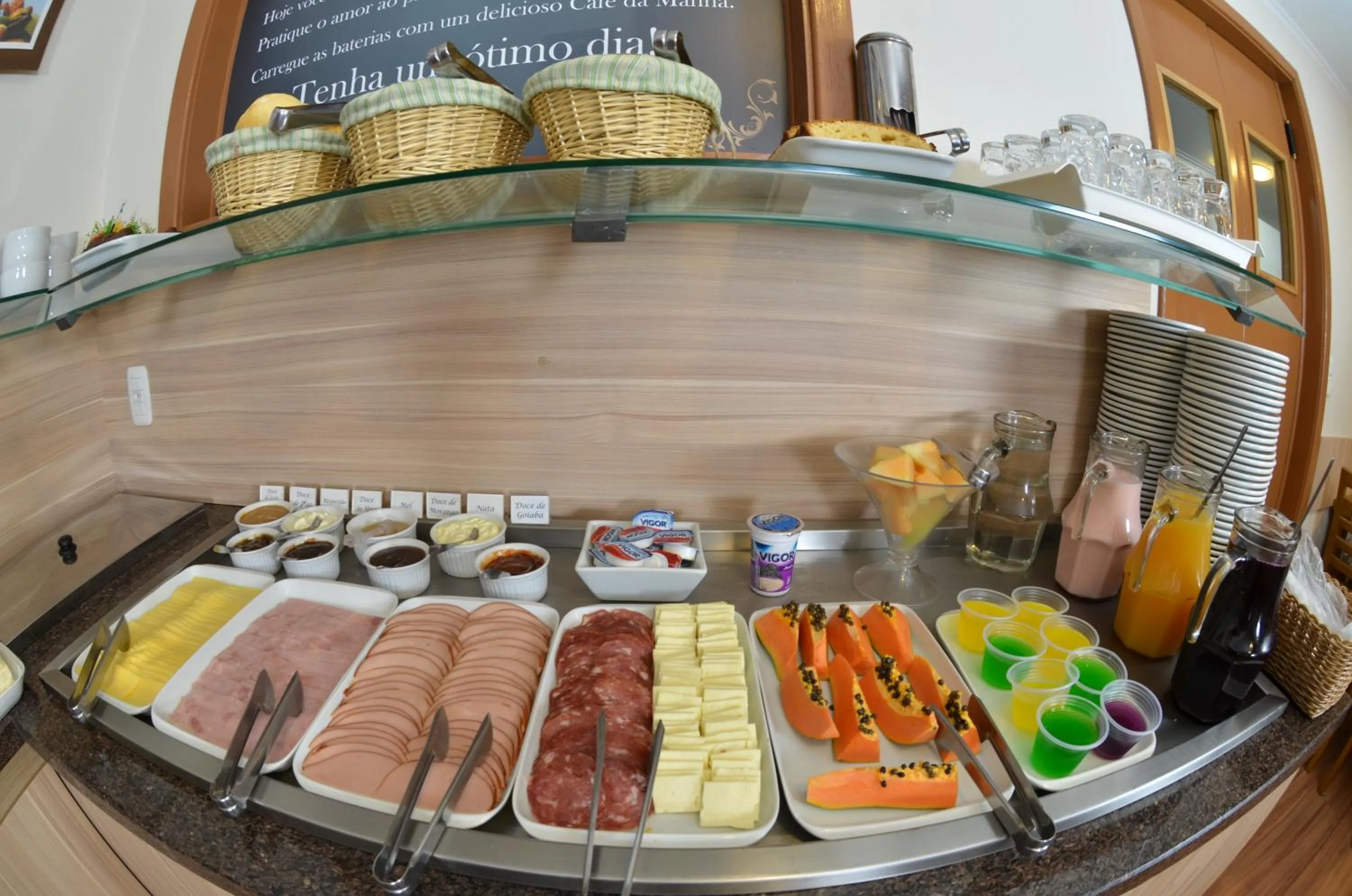 Buffet breakfast in Pousada Stillo Gramado