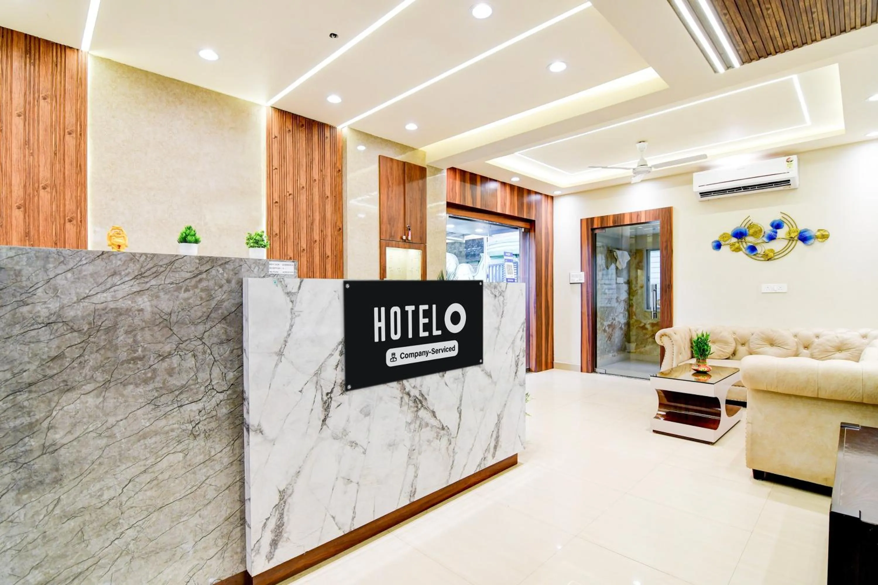 Lobby or reception in Super Townhouse Kaikhali Near Airport