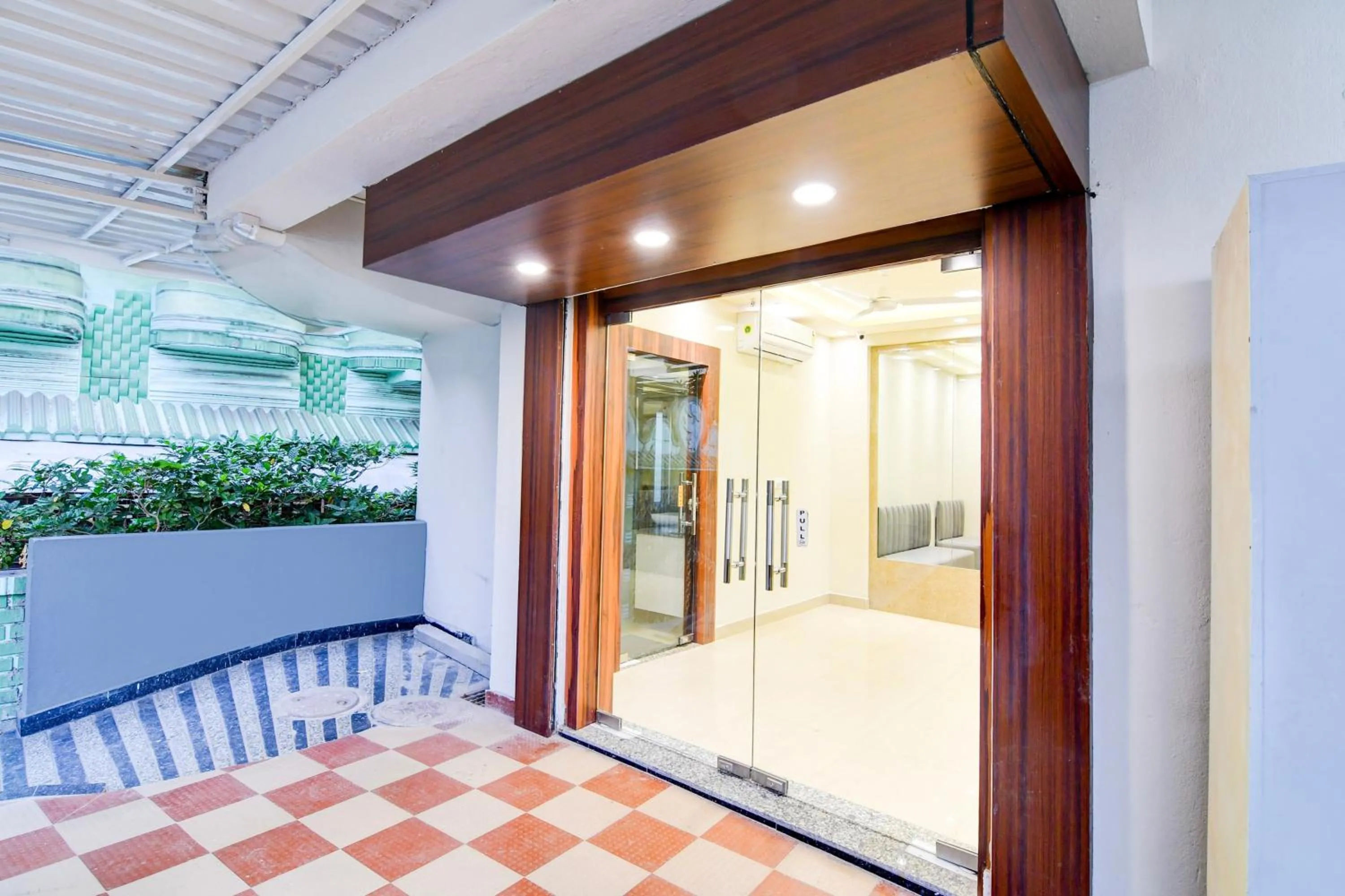 Facade/entrance in Super Townhouse Kaikhali Near Airport