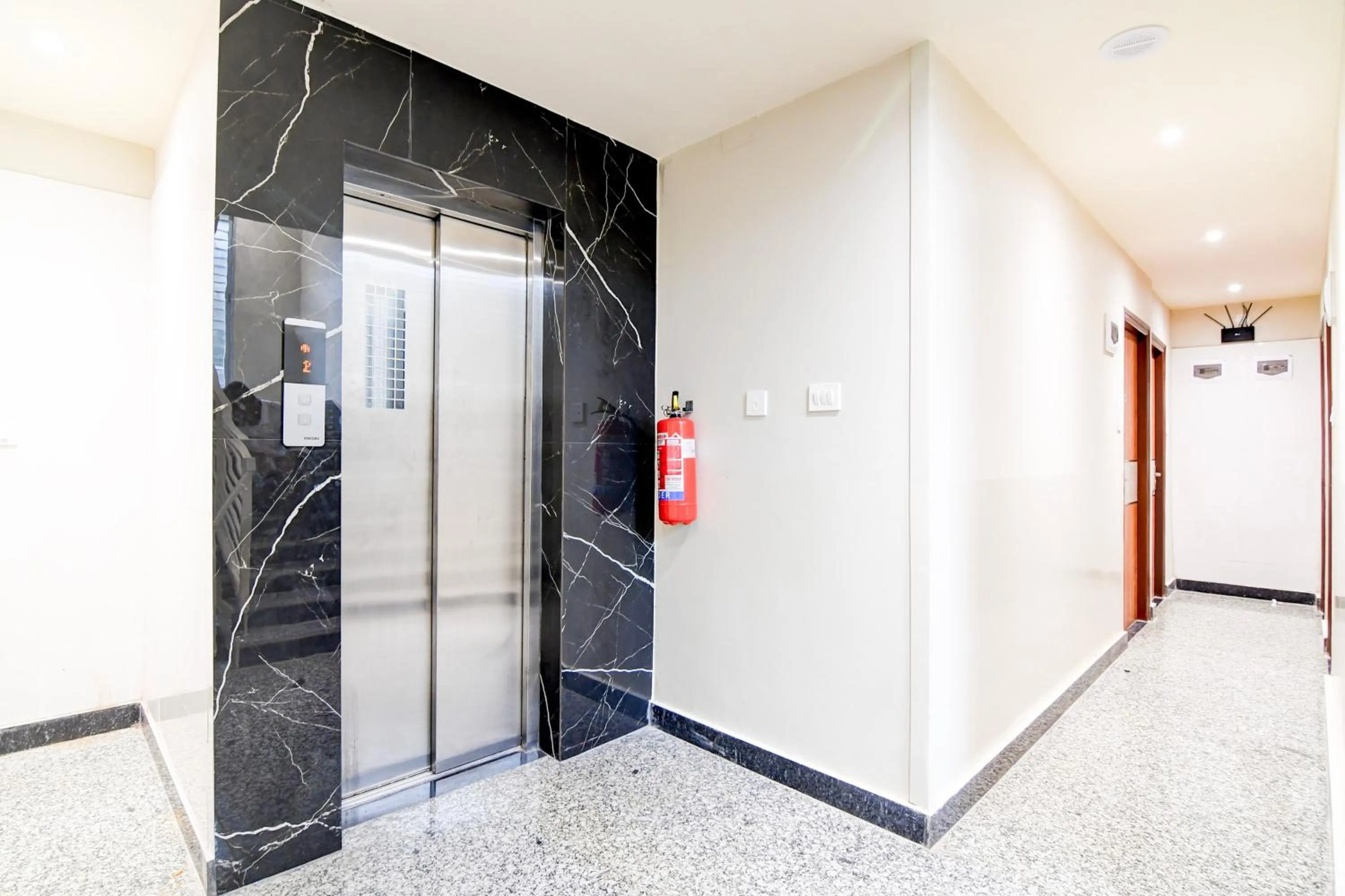 Lobby or reception in Super Townhouse Kaikhali Near Airport