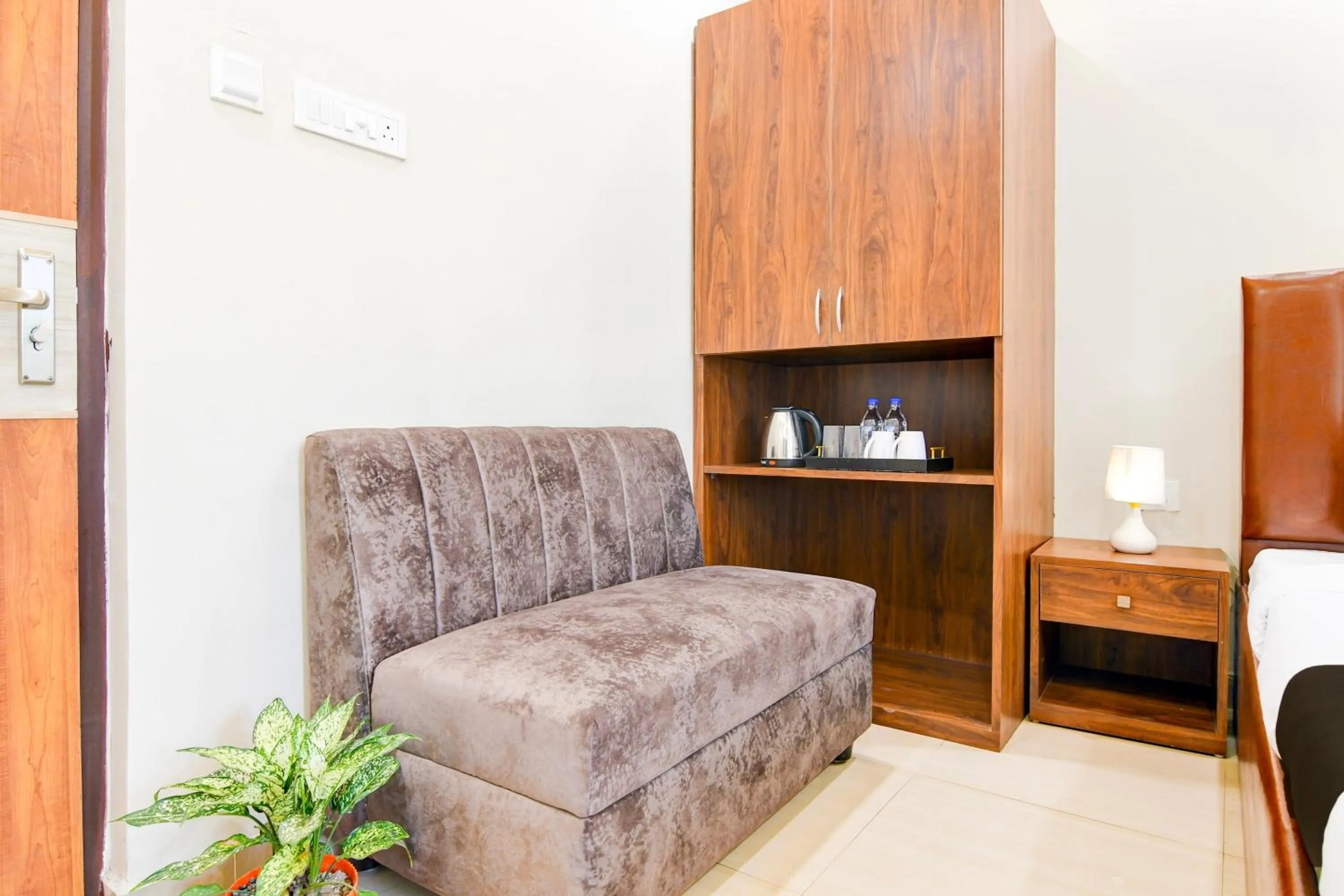 Lobby or reception in Super Townhouse Kaikhali Near Airport