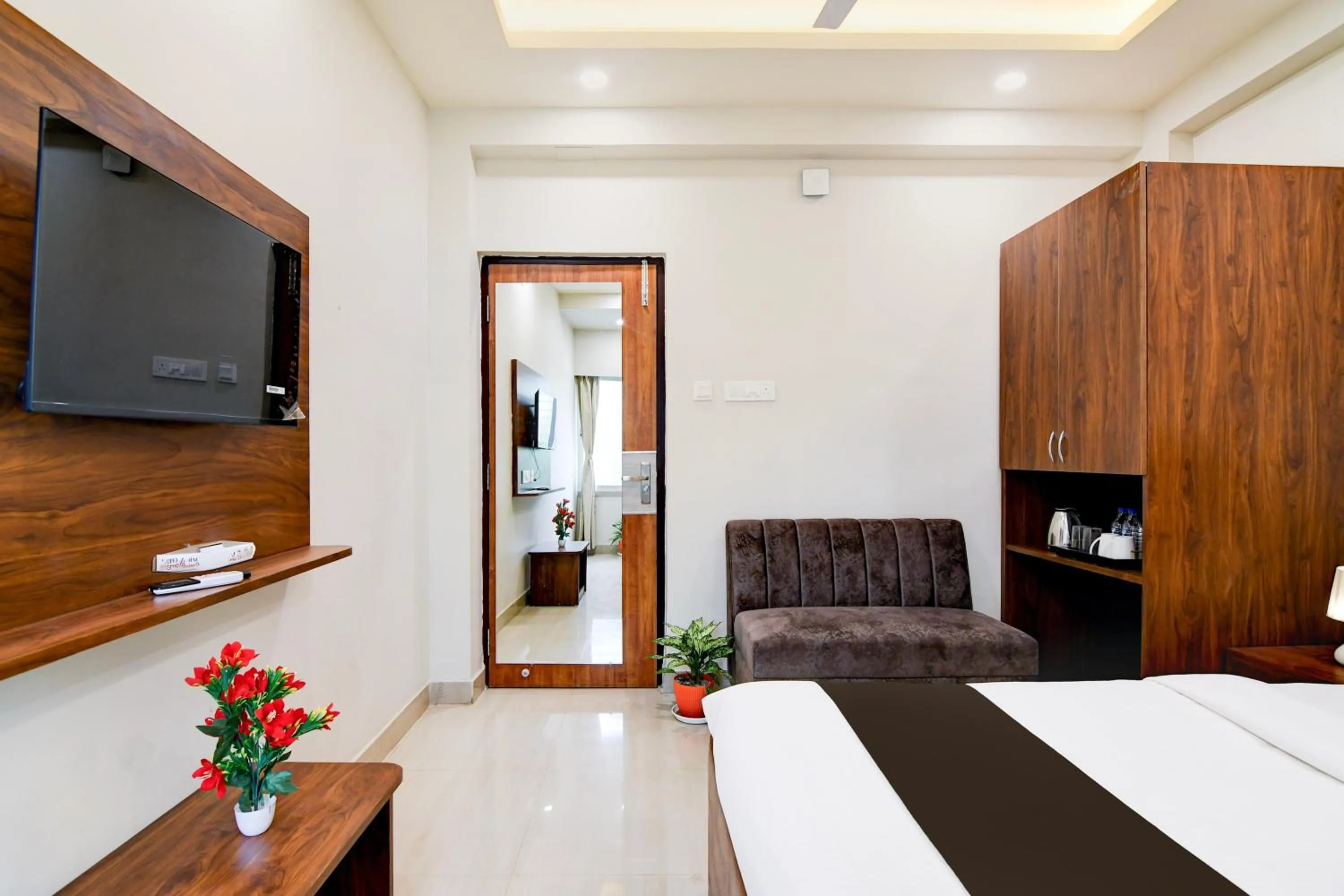 Bedroom, Bed in Super Townhouse Kaikhali Near Airport