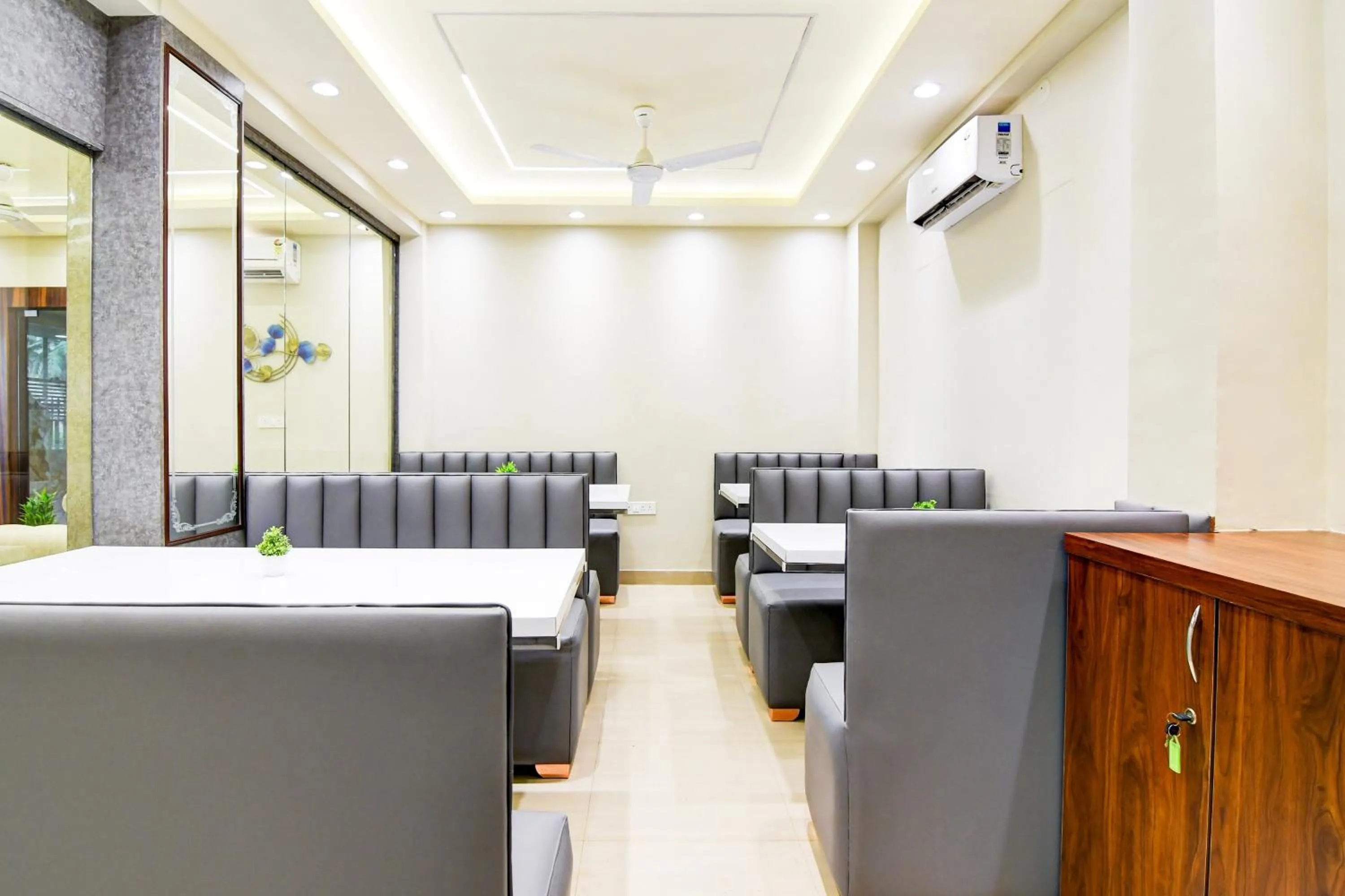 Restaurant/places to eat in Super Townhouse Kaikhali Near Airport