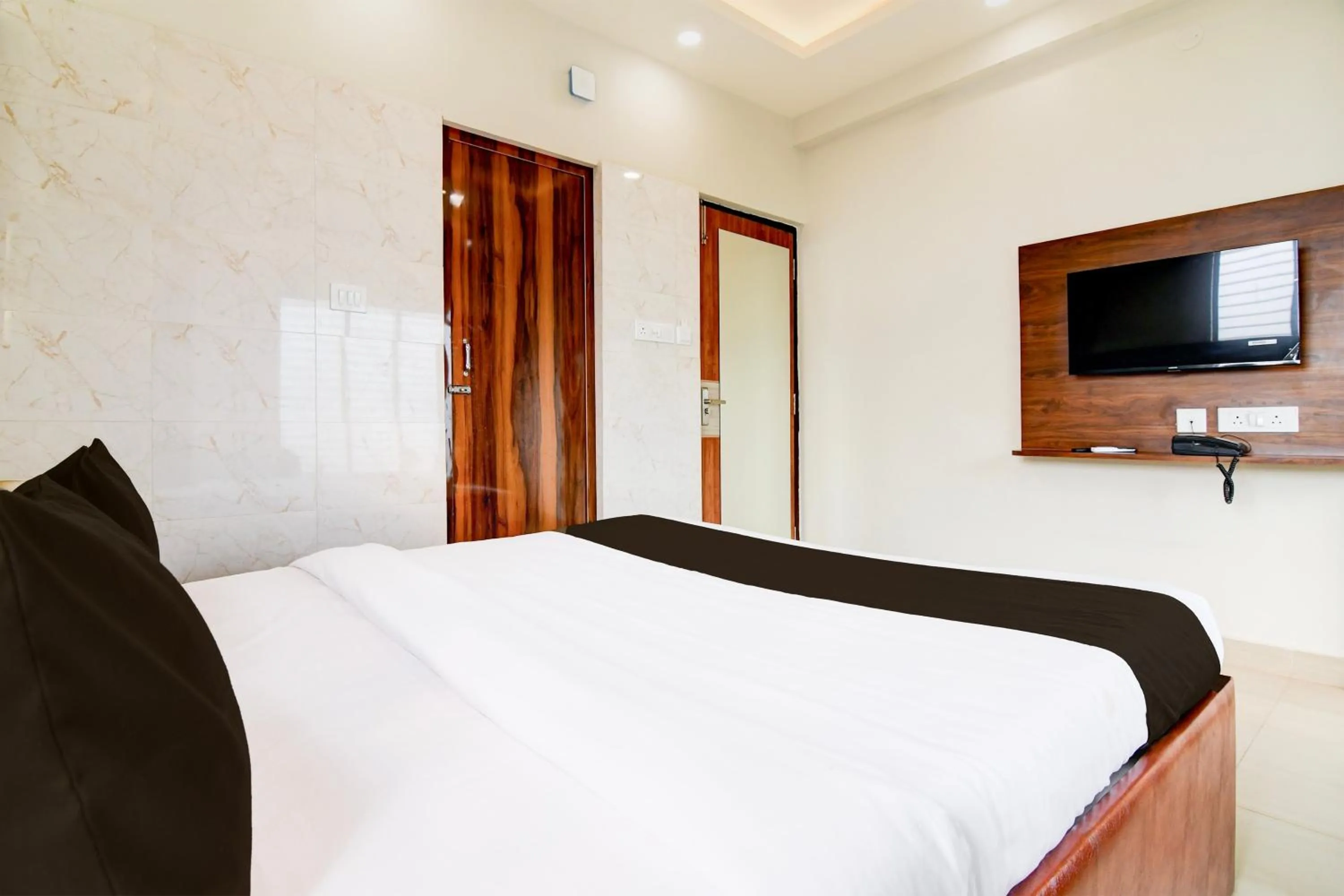 Bedroom, Bed in Super Townhouse Kaikhali Near Airport