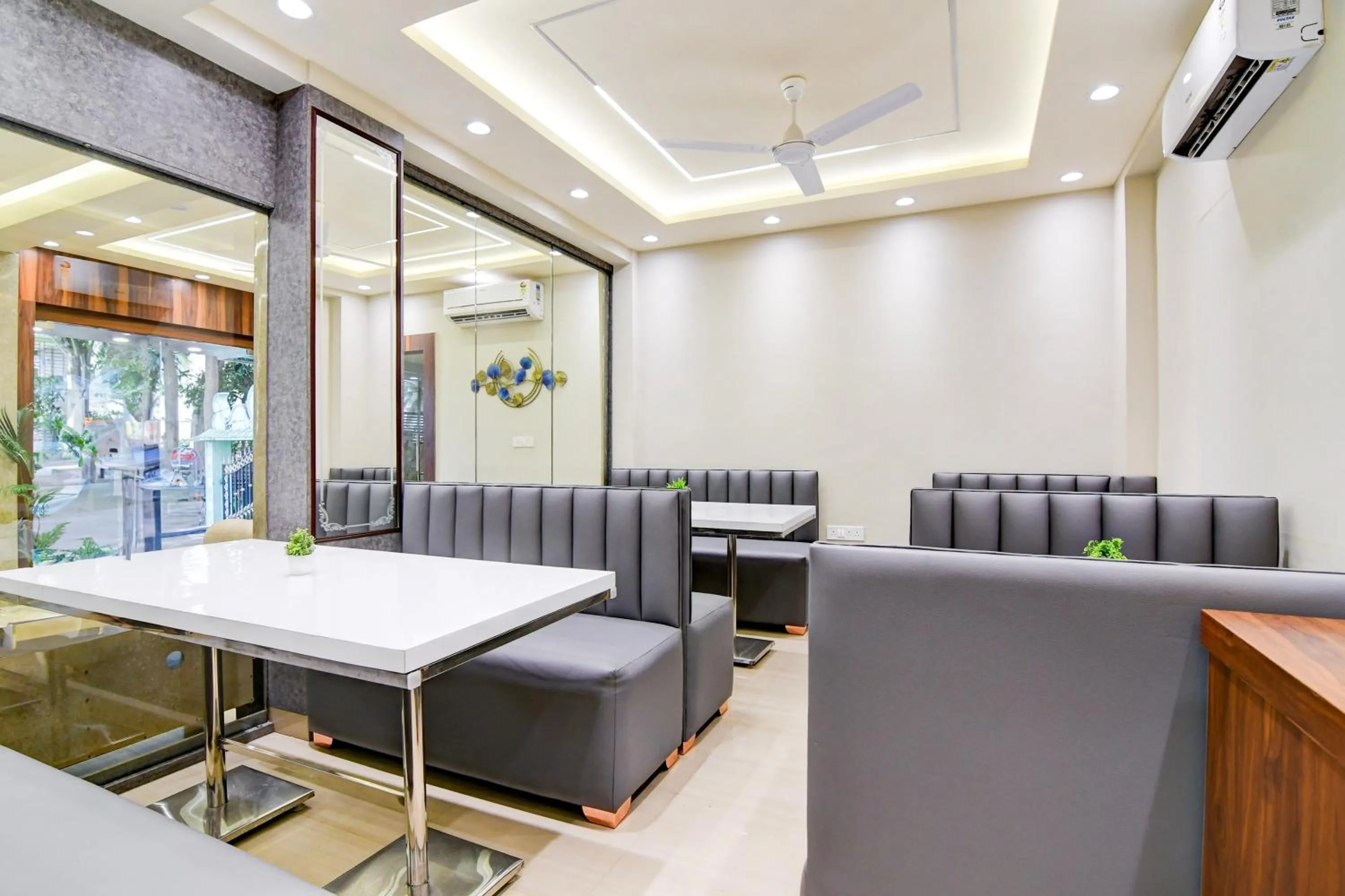 Restaurant/places to eat in Super Townhouse Kaikhali Near Airport