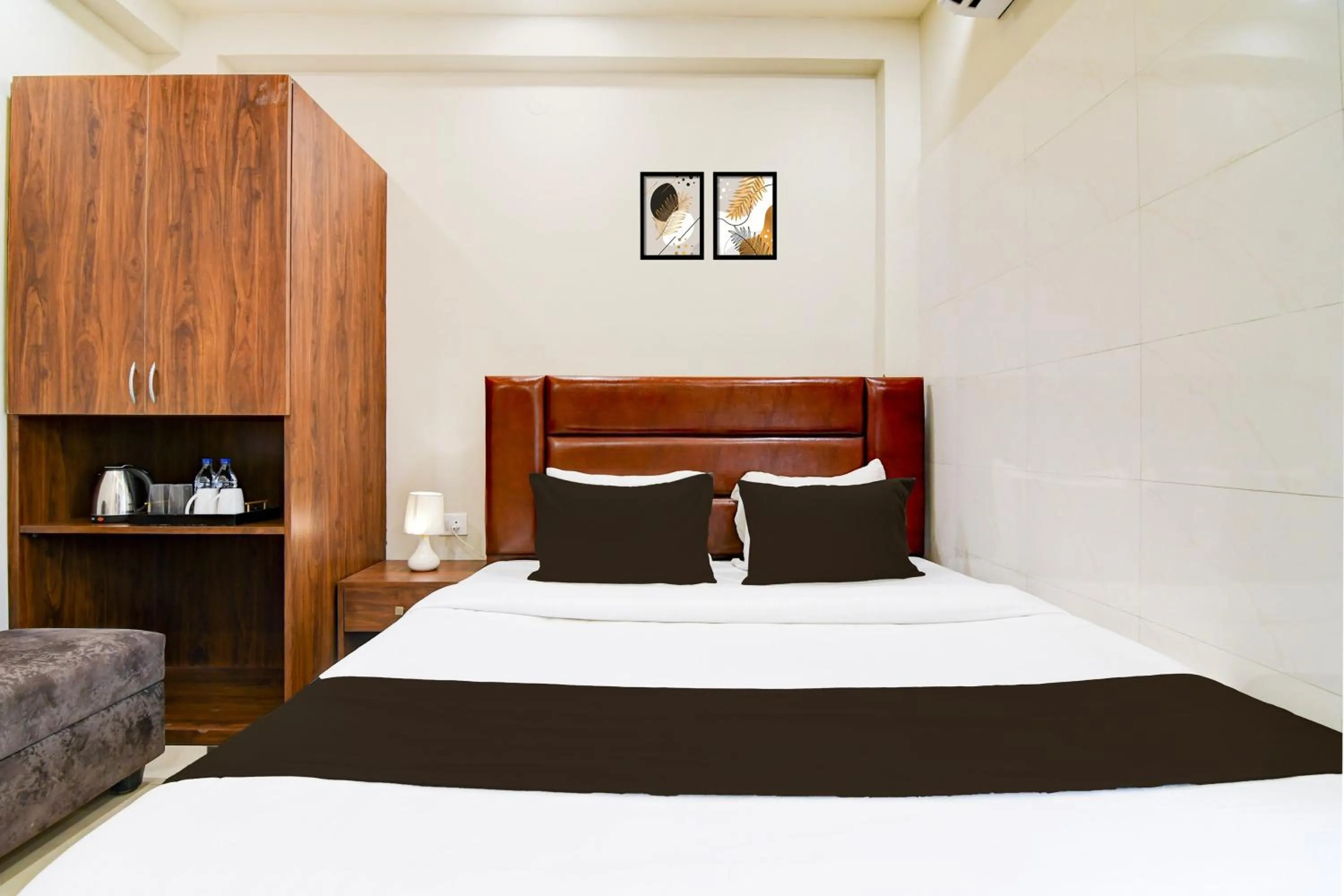 Bedroom, Bed in Super Townhouse Kaikhali Near Airport