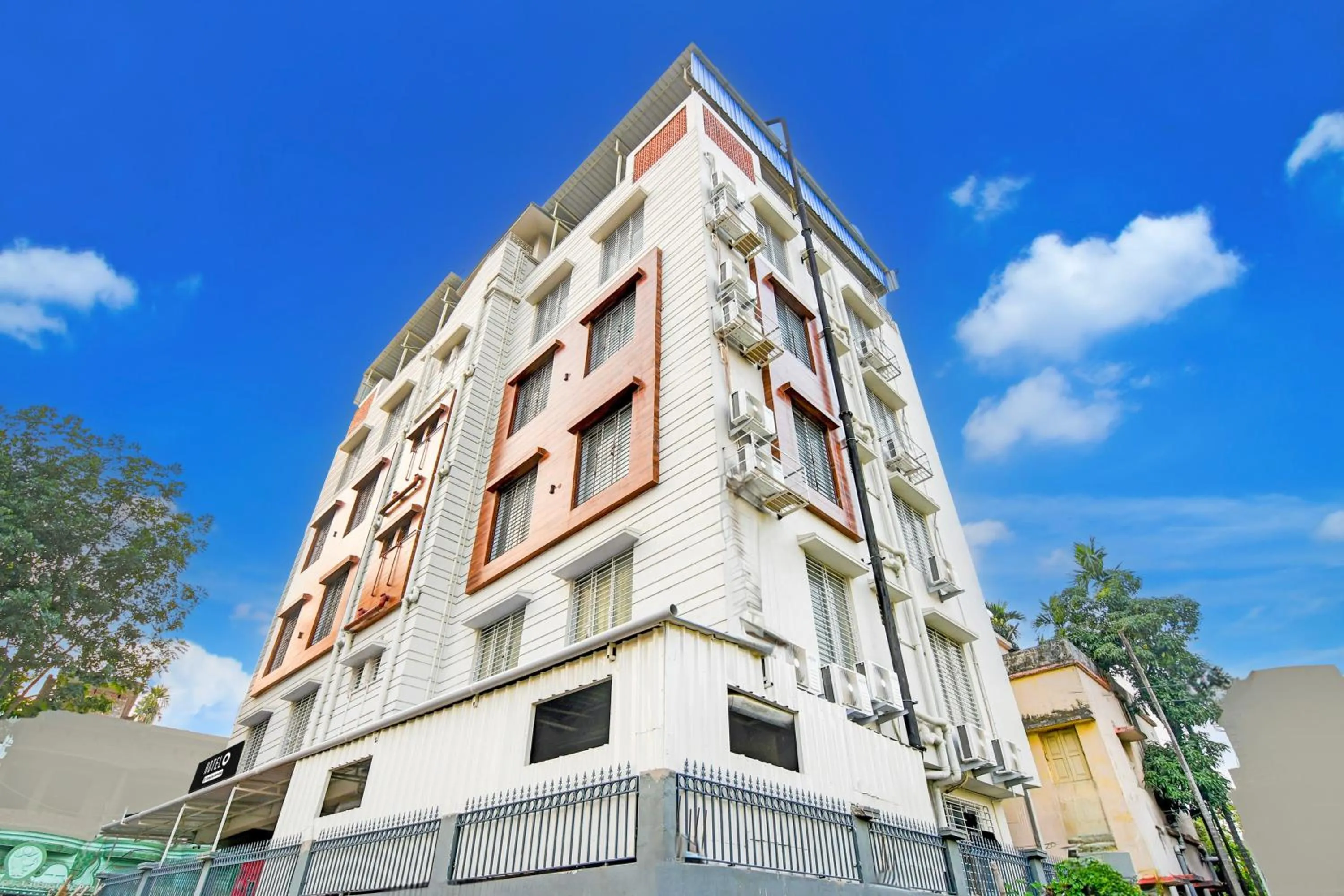 Facade/entrance in Super Townhouse Kaikhali Near Airport