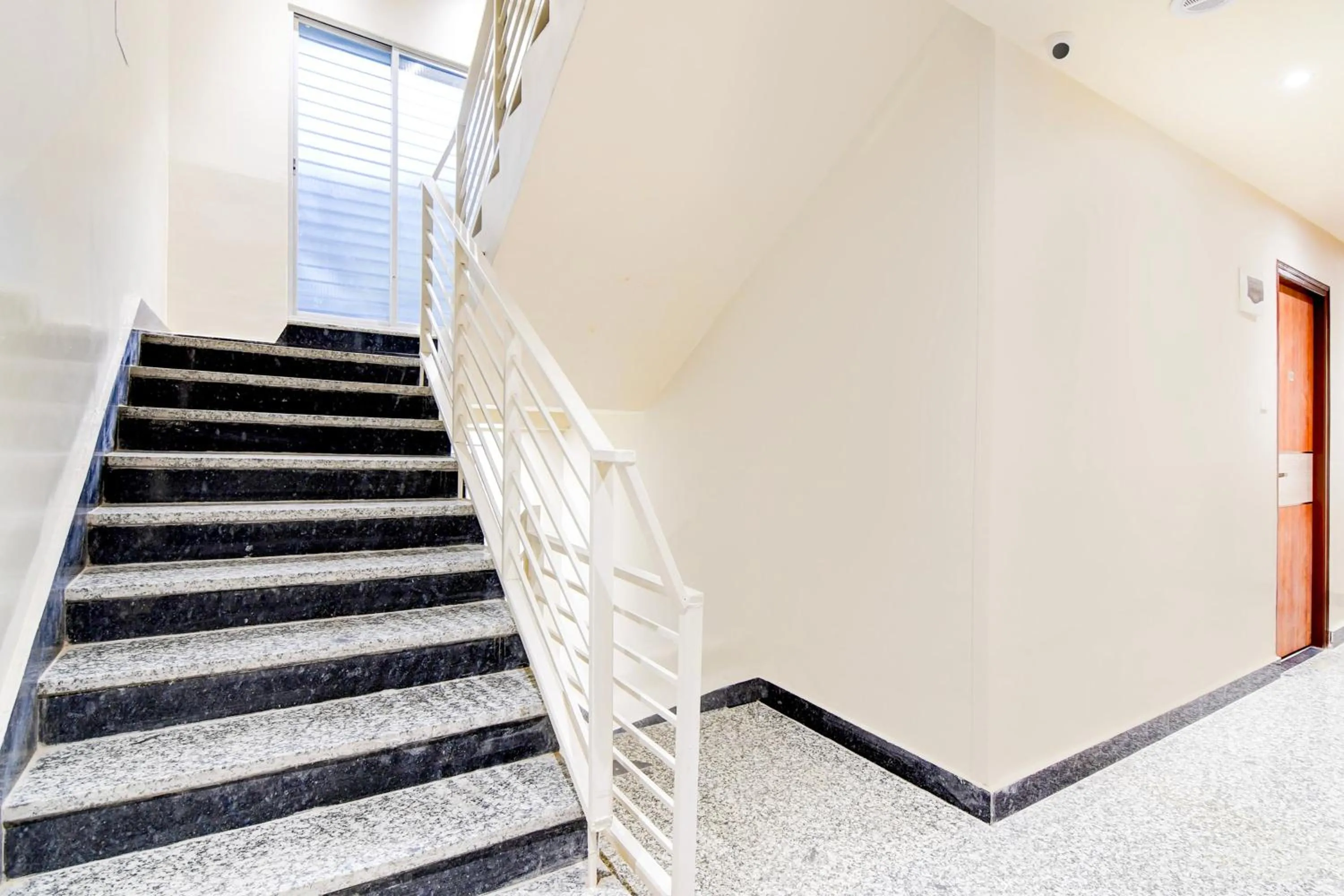 Lobby or reception in Super Townhouse Kaikhali Near Airport