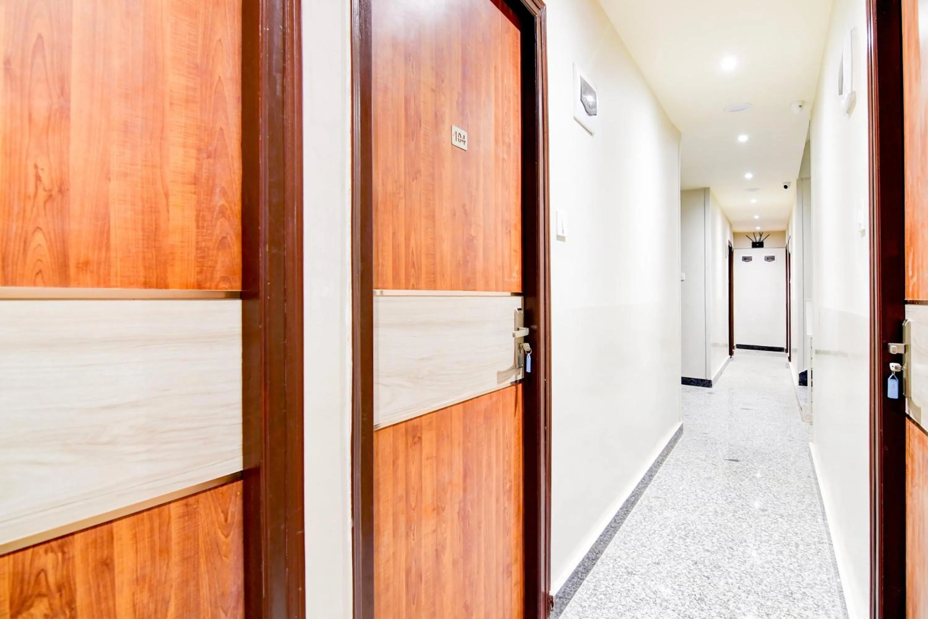 Lobby or reception in Super Townhouse Kaikhali Near Airport