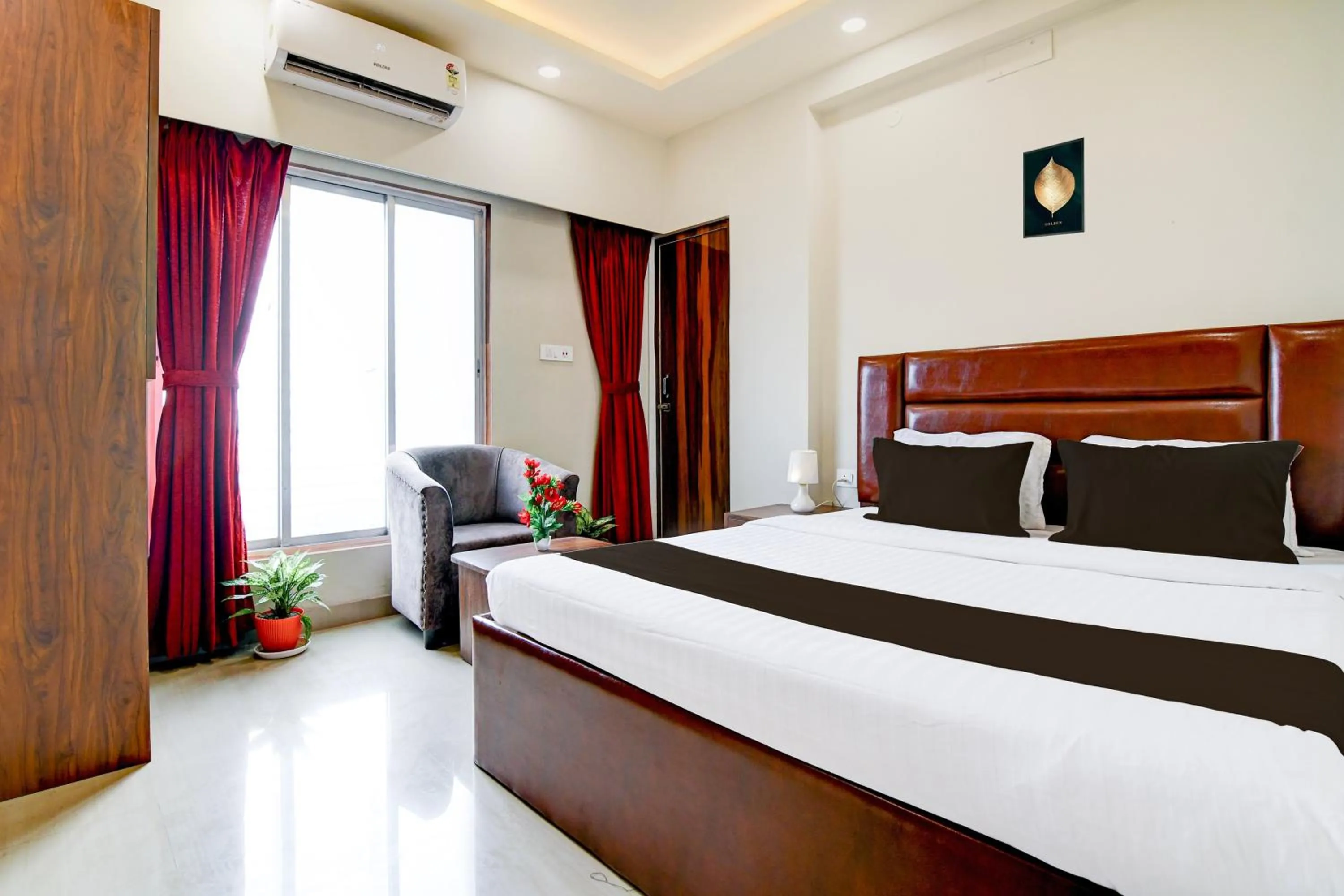 Lobby or reception, Bed in Super Townhouse Kaikhali Near Airport