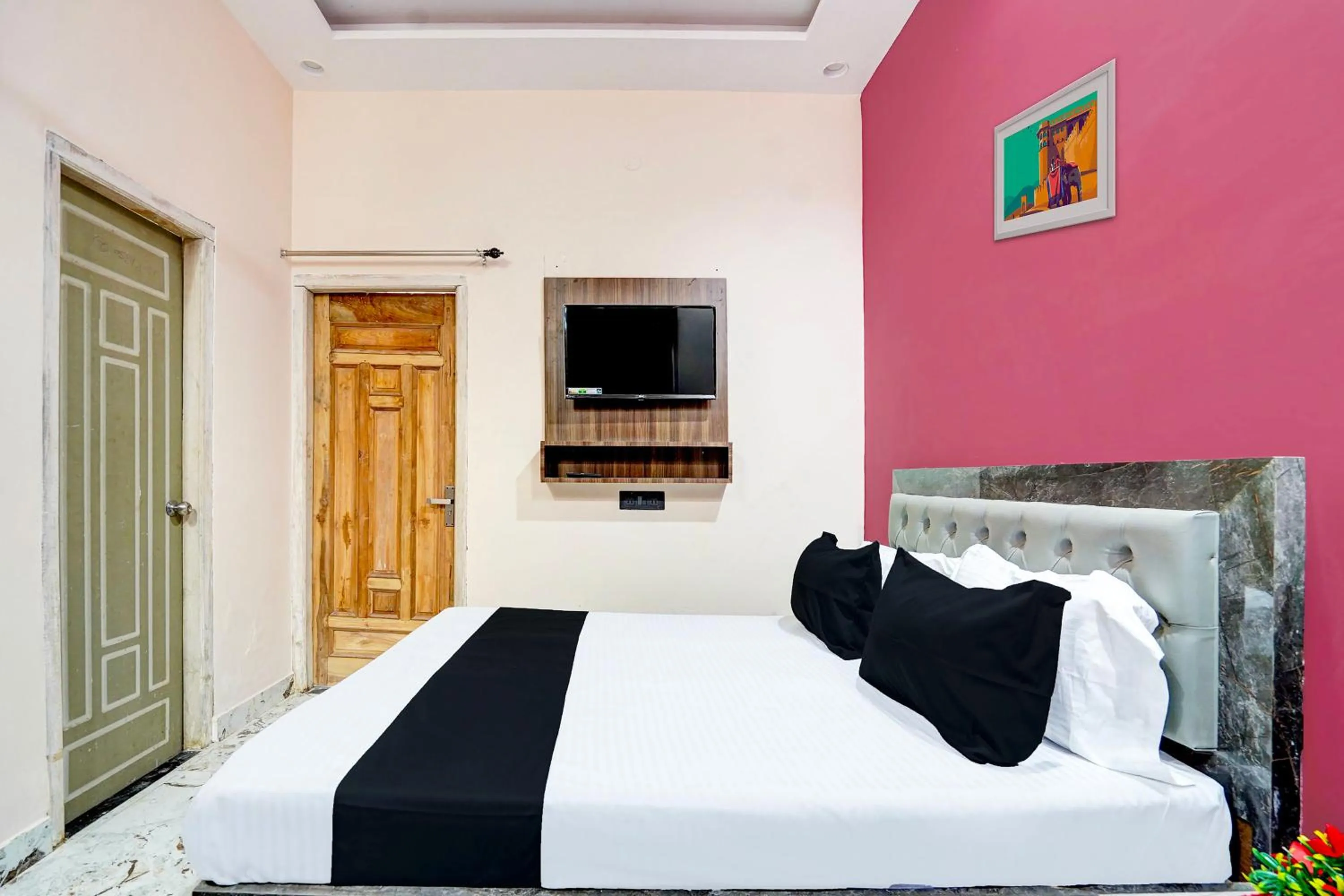 Bedroom, Bed in Hotel O Pramod Garden