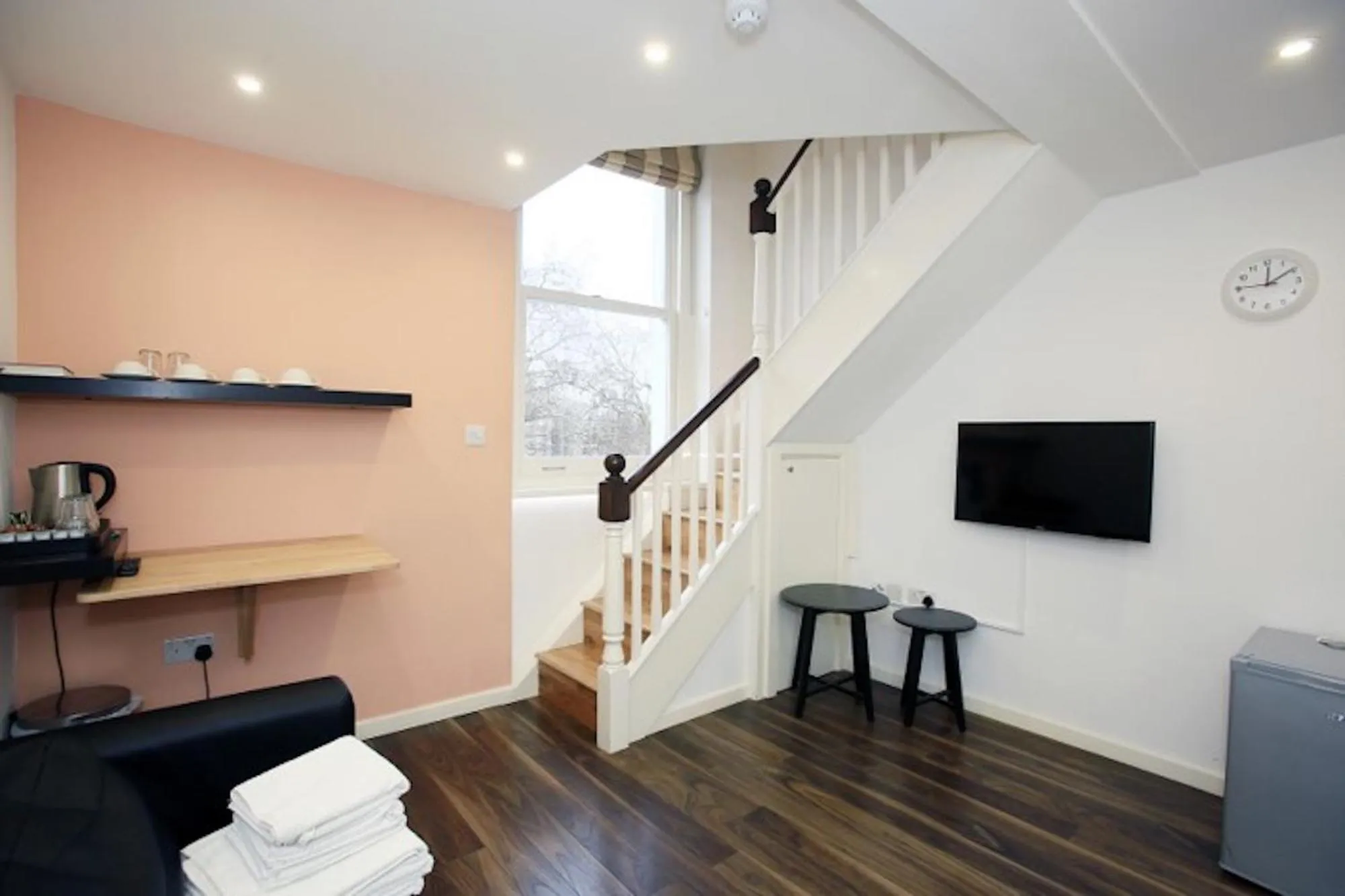 Bedroom, TV/Entertainment Center in OYO Grantly Hotel