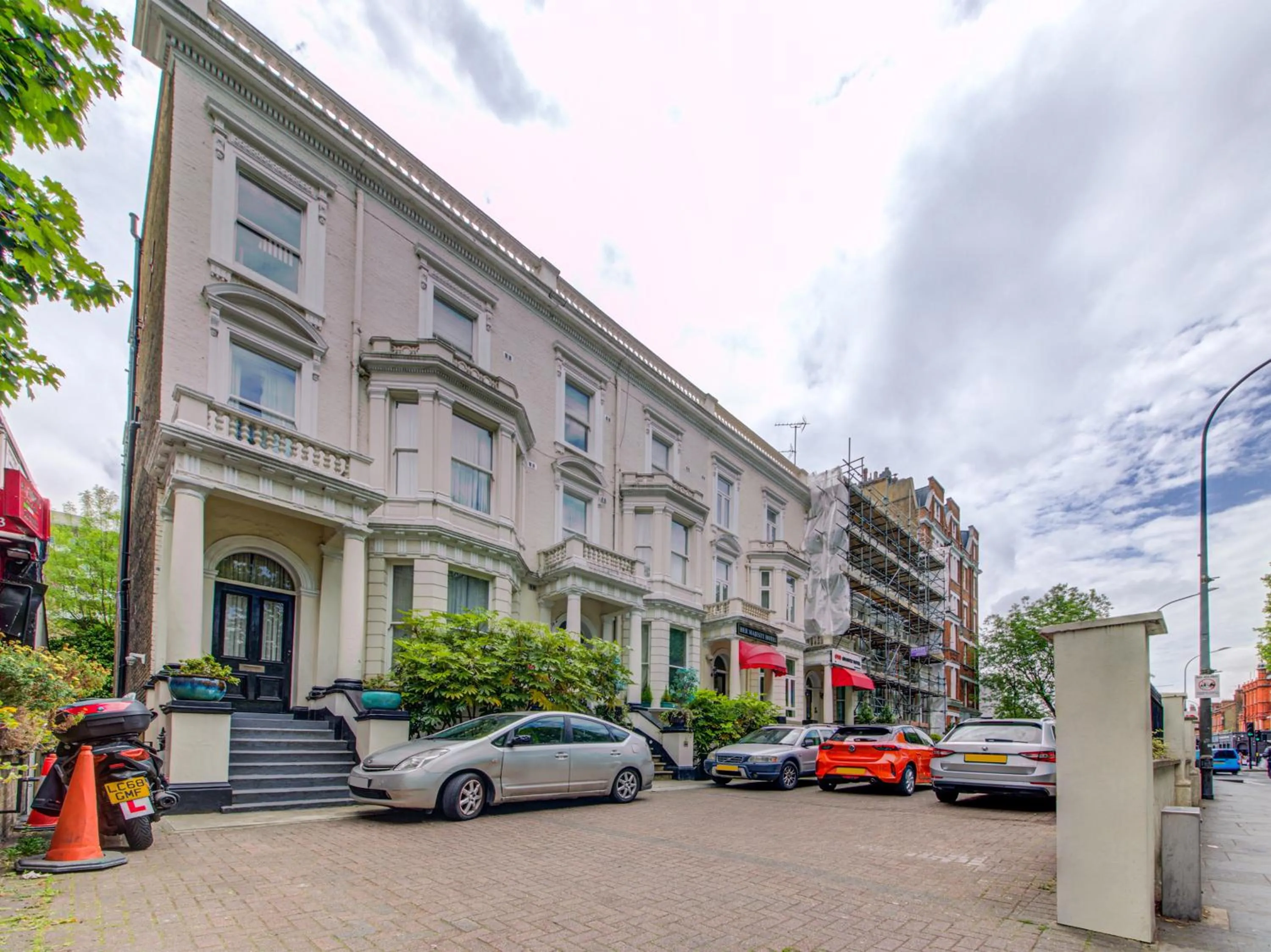 Facade/entrance, Property Building in OYO Grantly Hotel