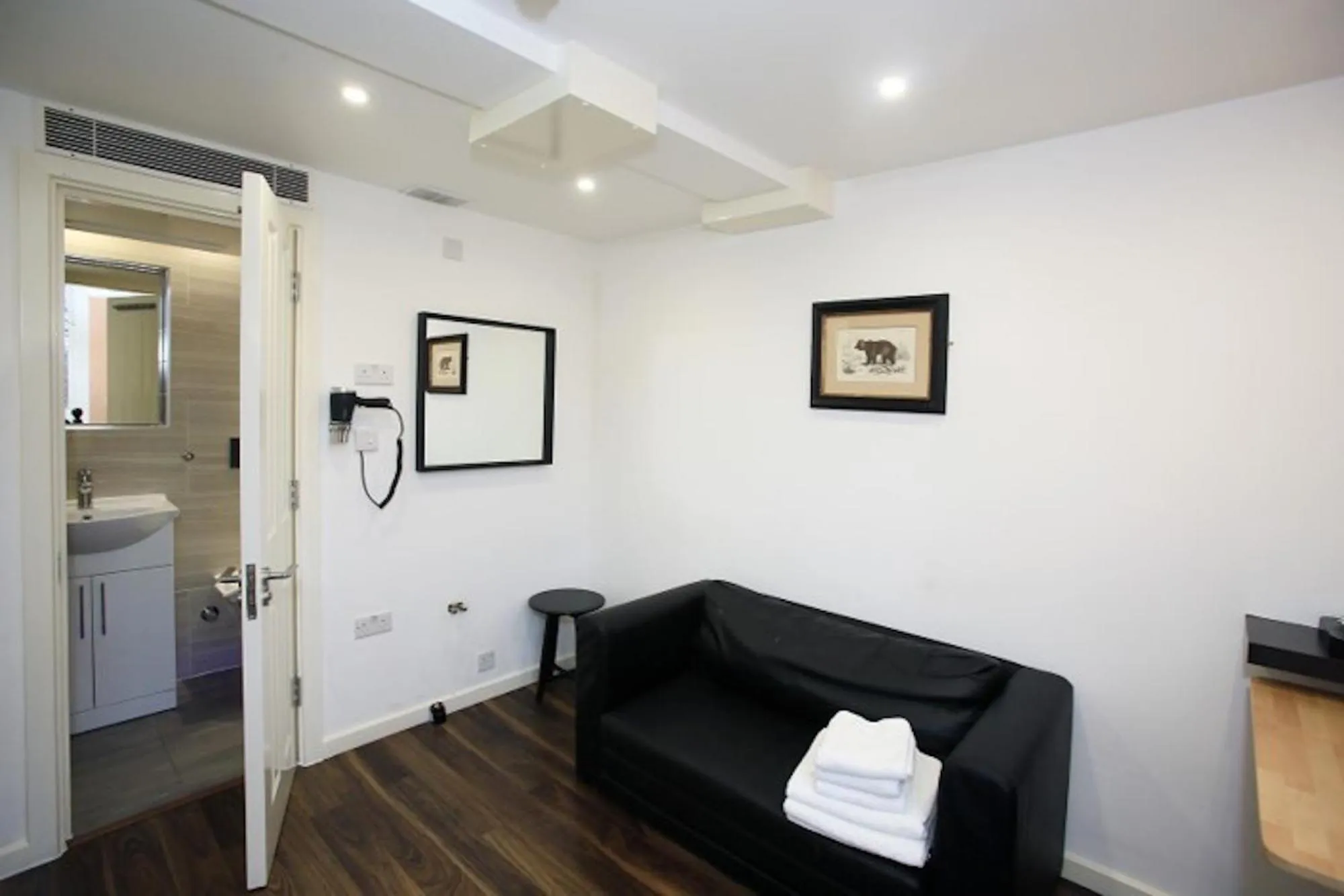 Bedroom, Seating Area in OYO Grantly Hotel