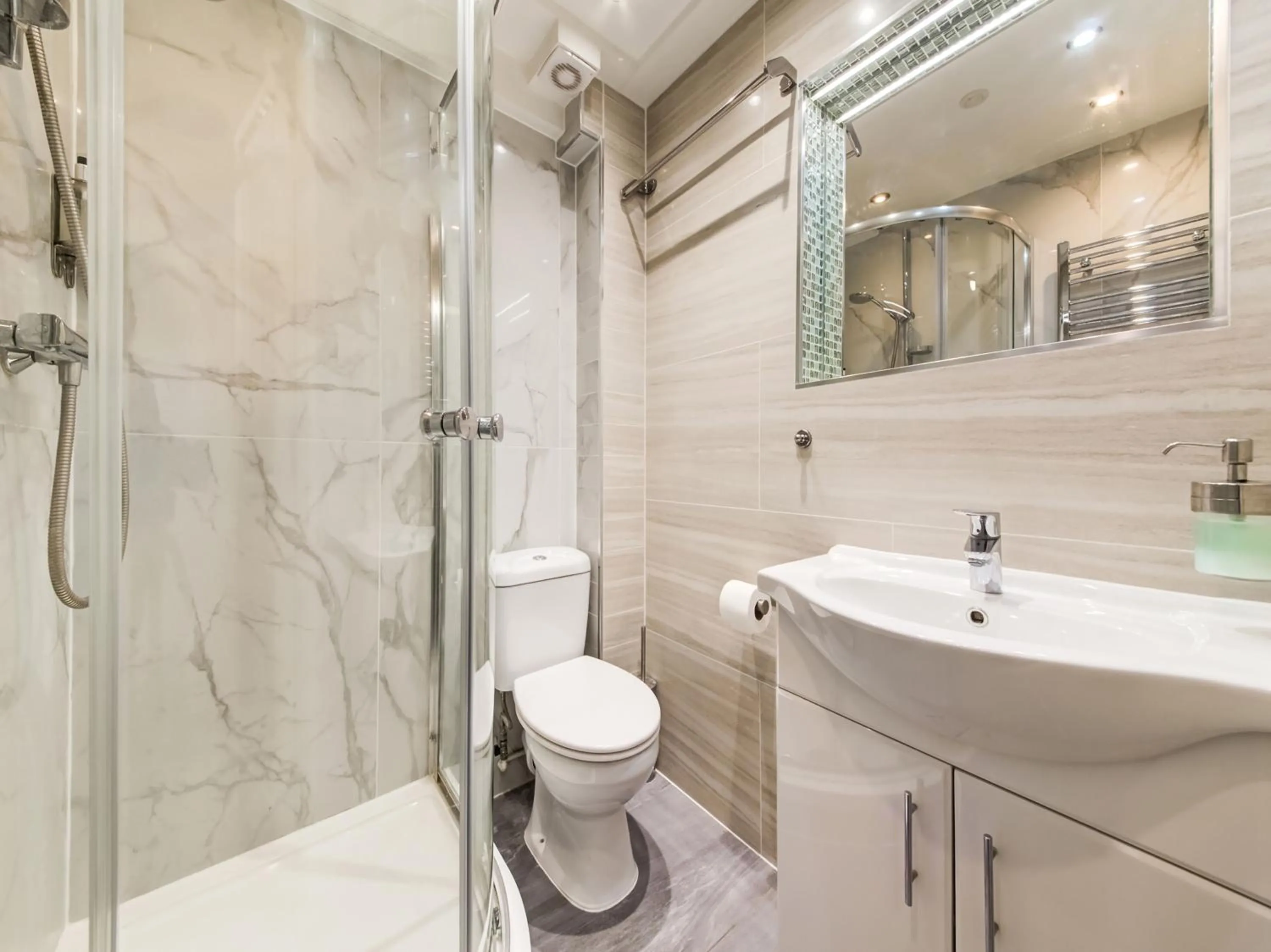 Bathroom in OYO Grantly Hotel