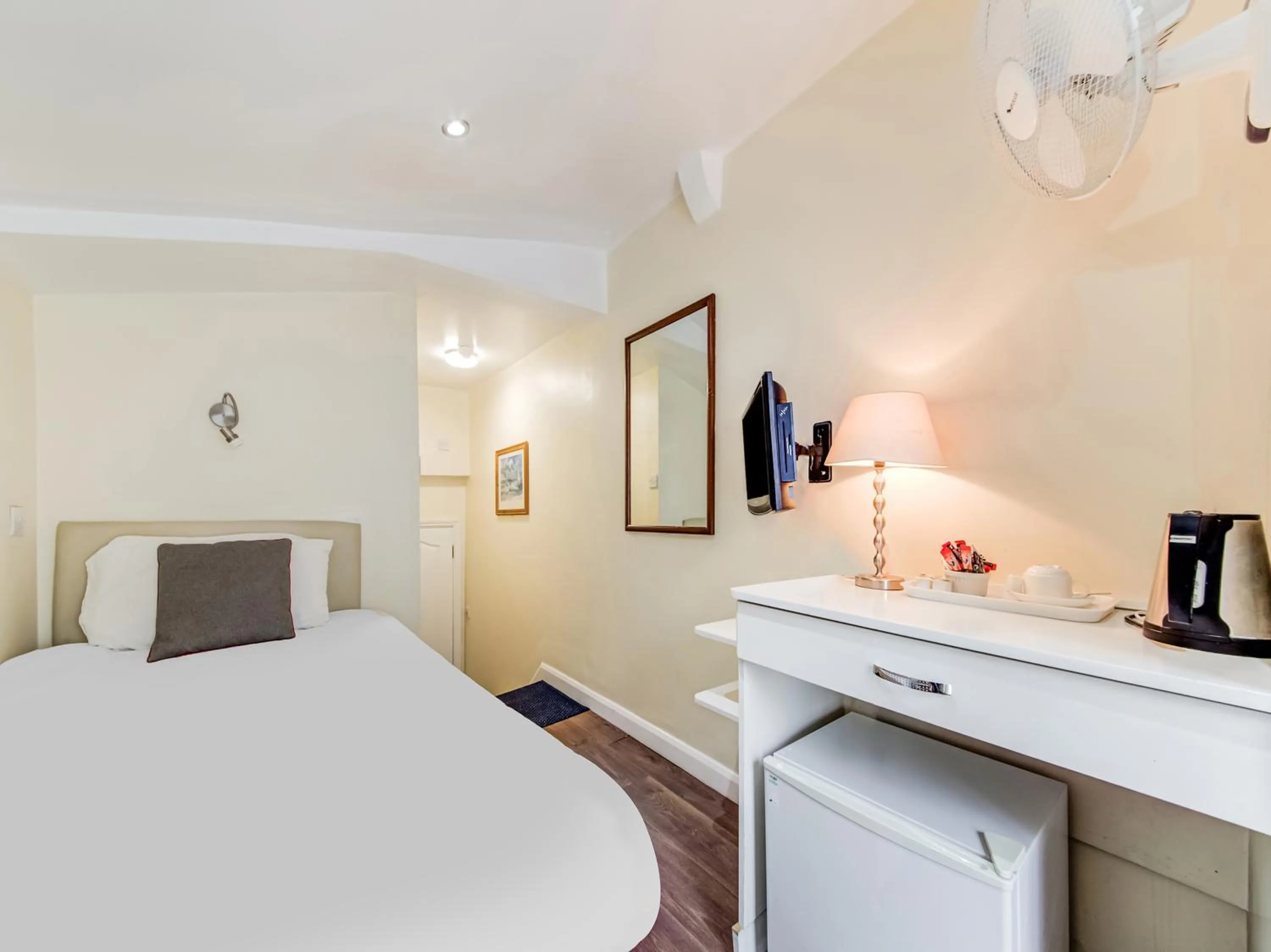 Bedroom in OYO Grantly Hotel