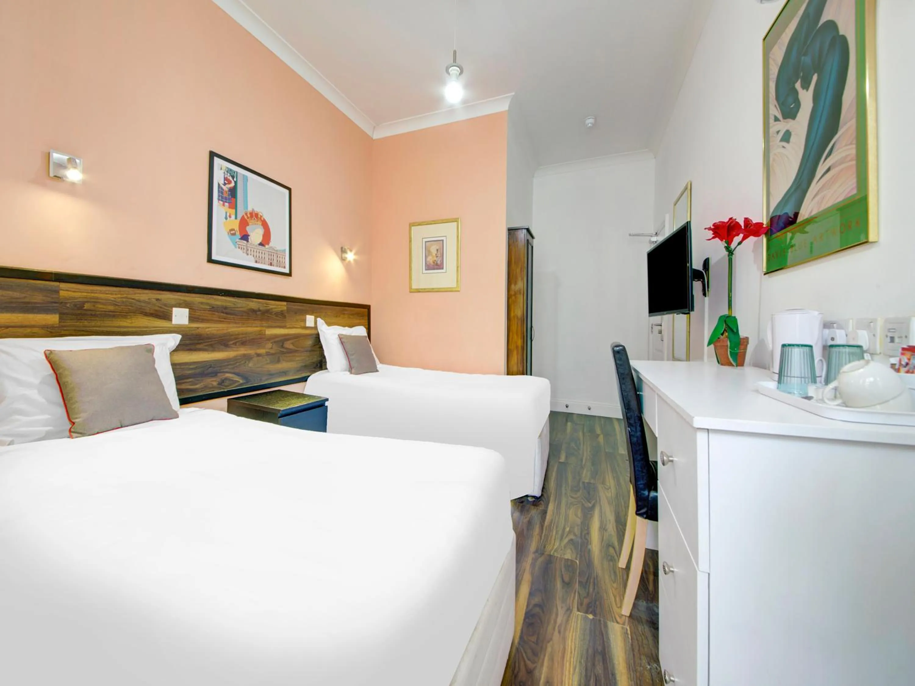 Bedroom in OYO Grantly Hotel