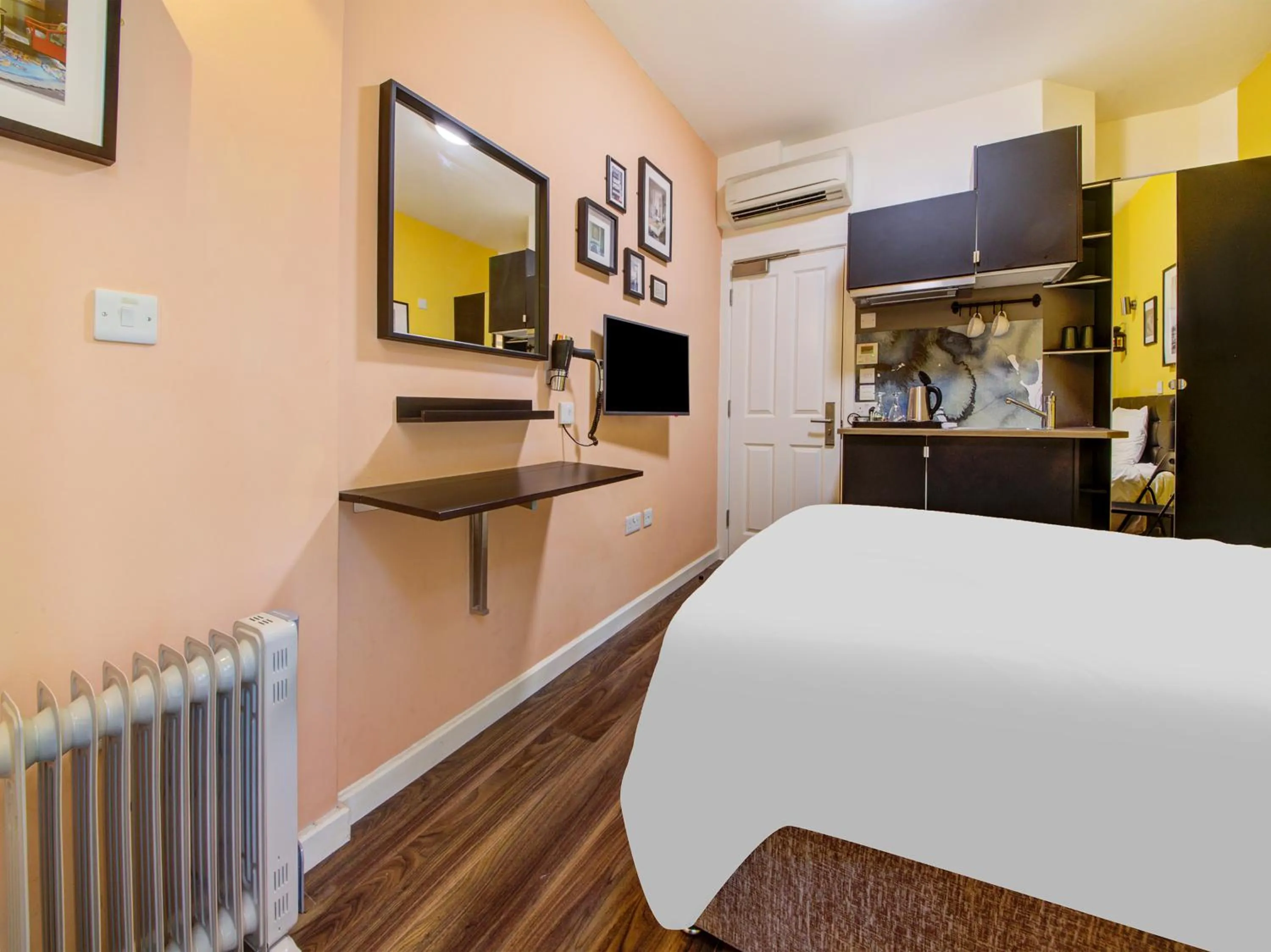 Photo of the whole room in OYO Grantly Hotel