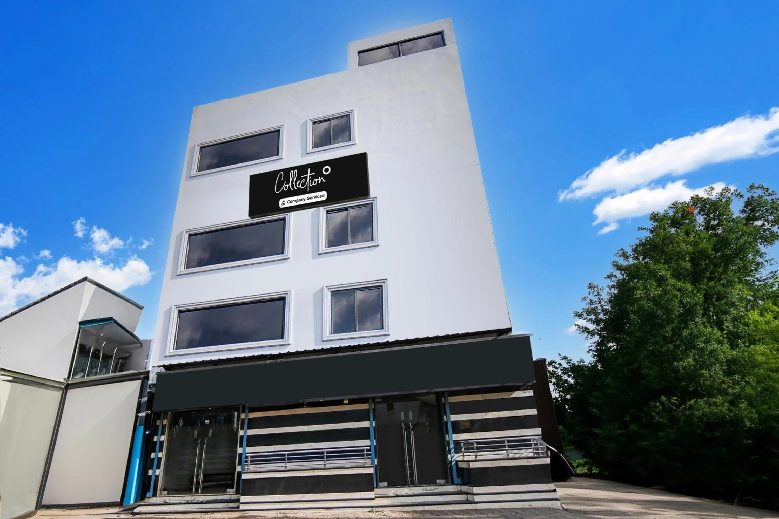 Facade/entrance in Super Collection O Belgacihia Near Kolkata Railway Station