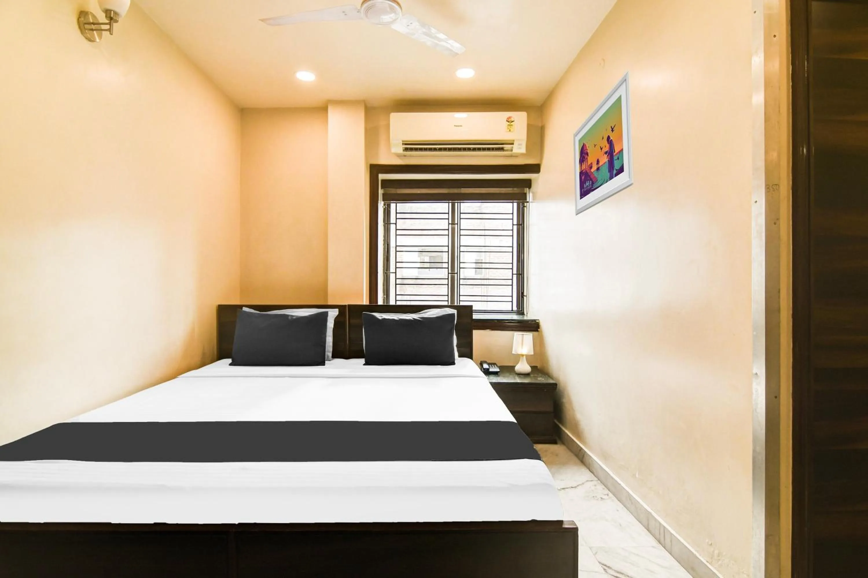 Bedroom in Super Collection O Belgacihia Near Kolkata Railway Station
