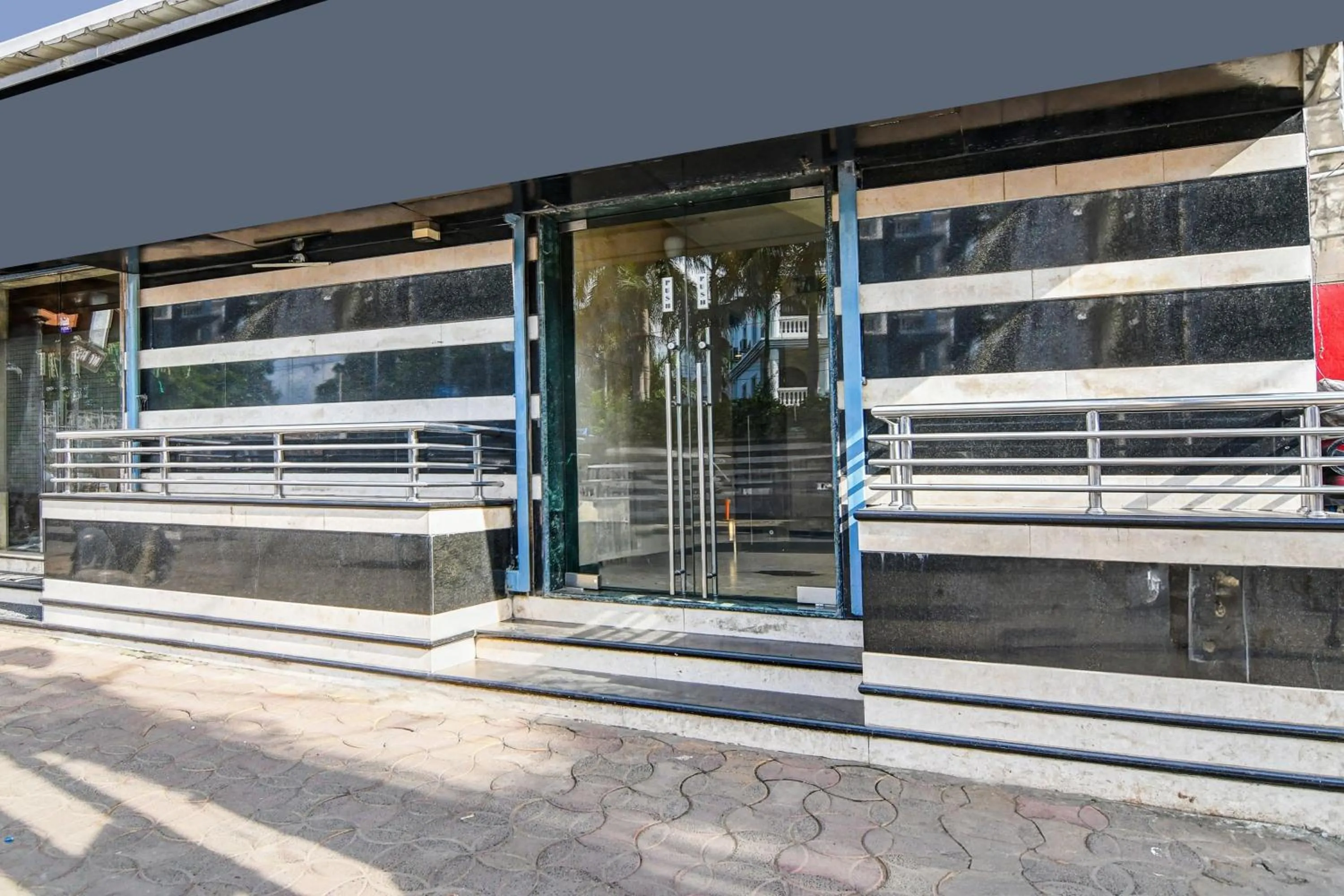 Facade/entrance in Super Collection O Belgacihia Near Kolkata Railway Station