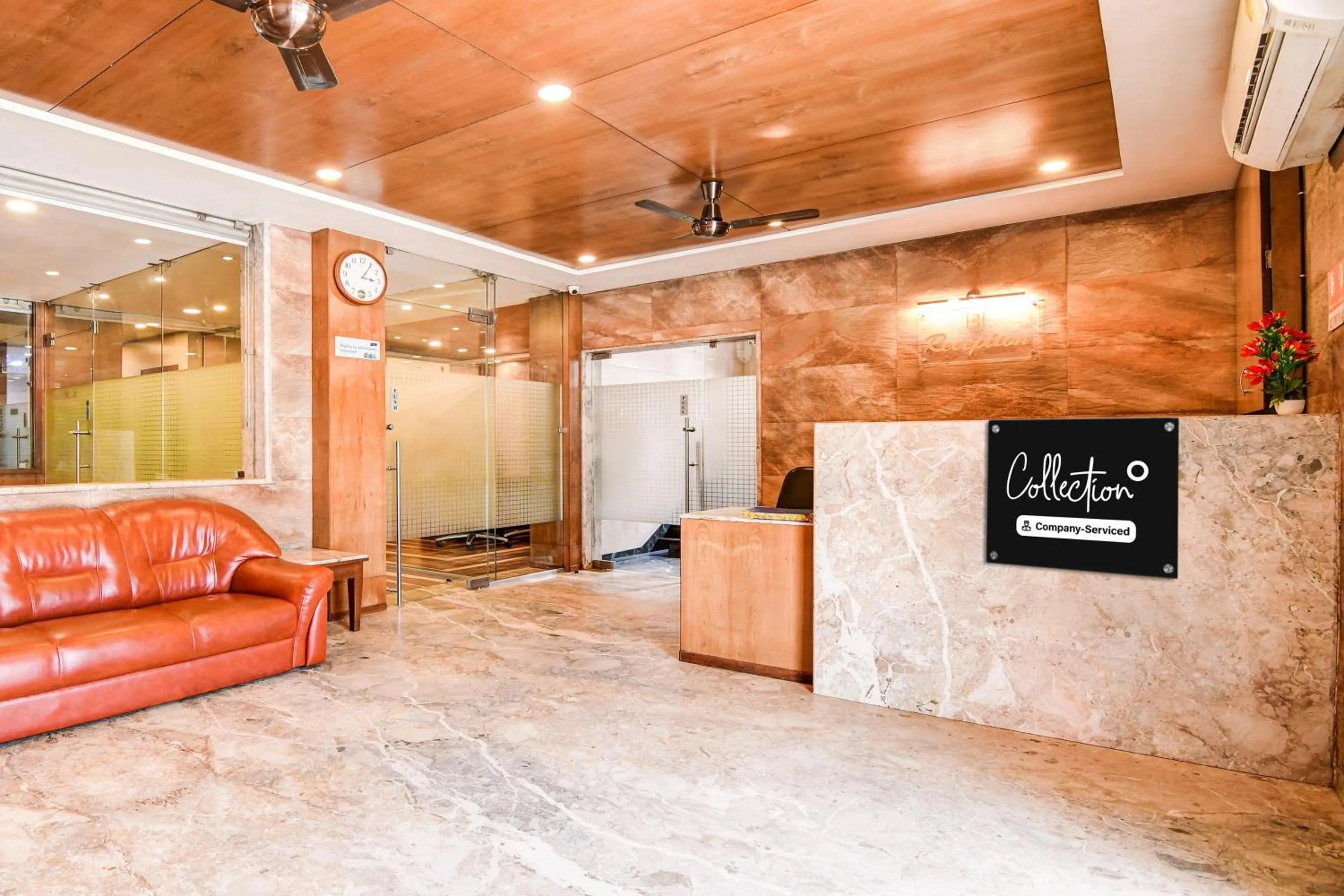 Lobby or reception in Super Collection O Belgacihia Near Kolkata Railway Station