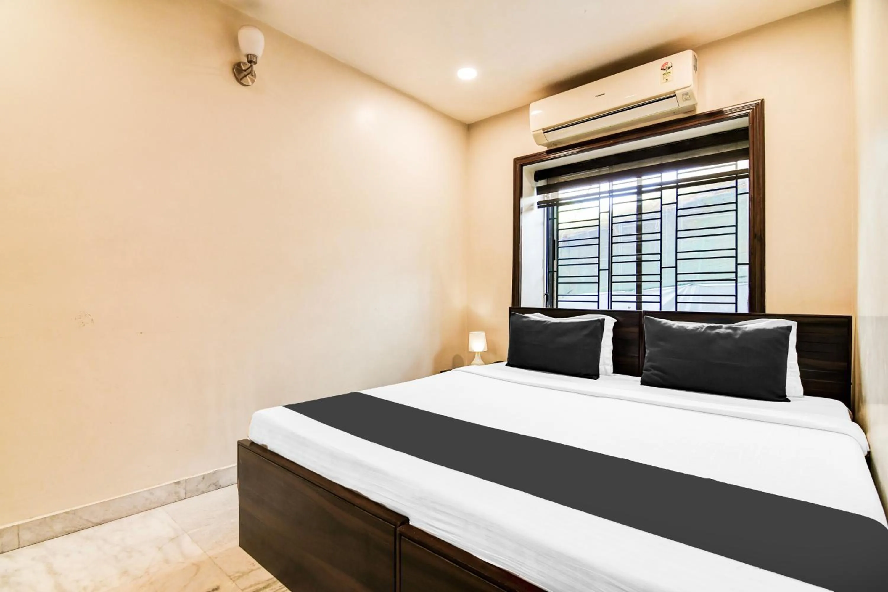 Bedroom in Super Collection O Belgacihia Near Kolkata Railway Station