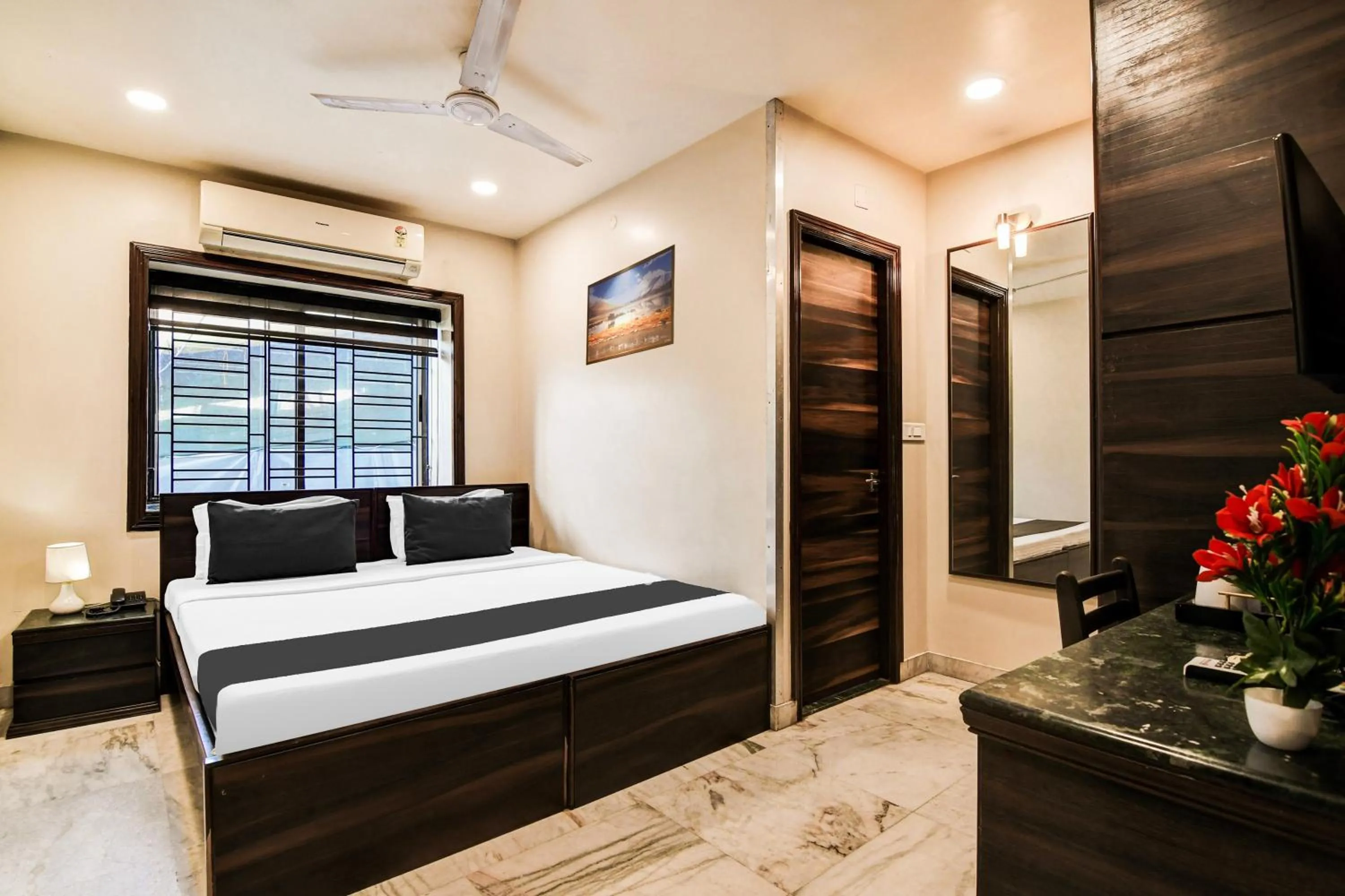 Bedroom in Super Collection O Belgacihia Near Kolkata Railway Station