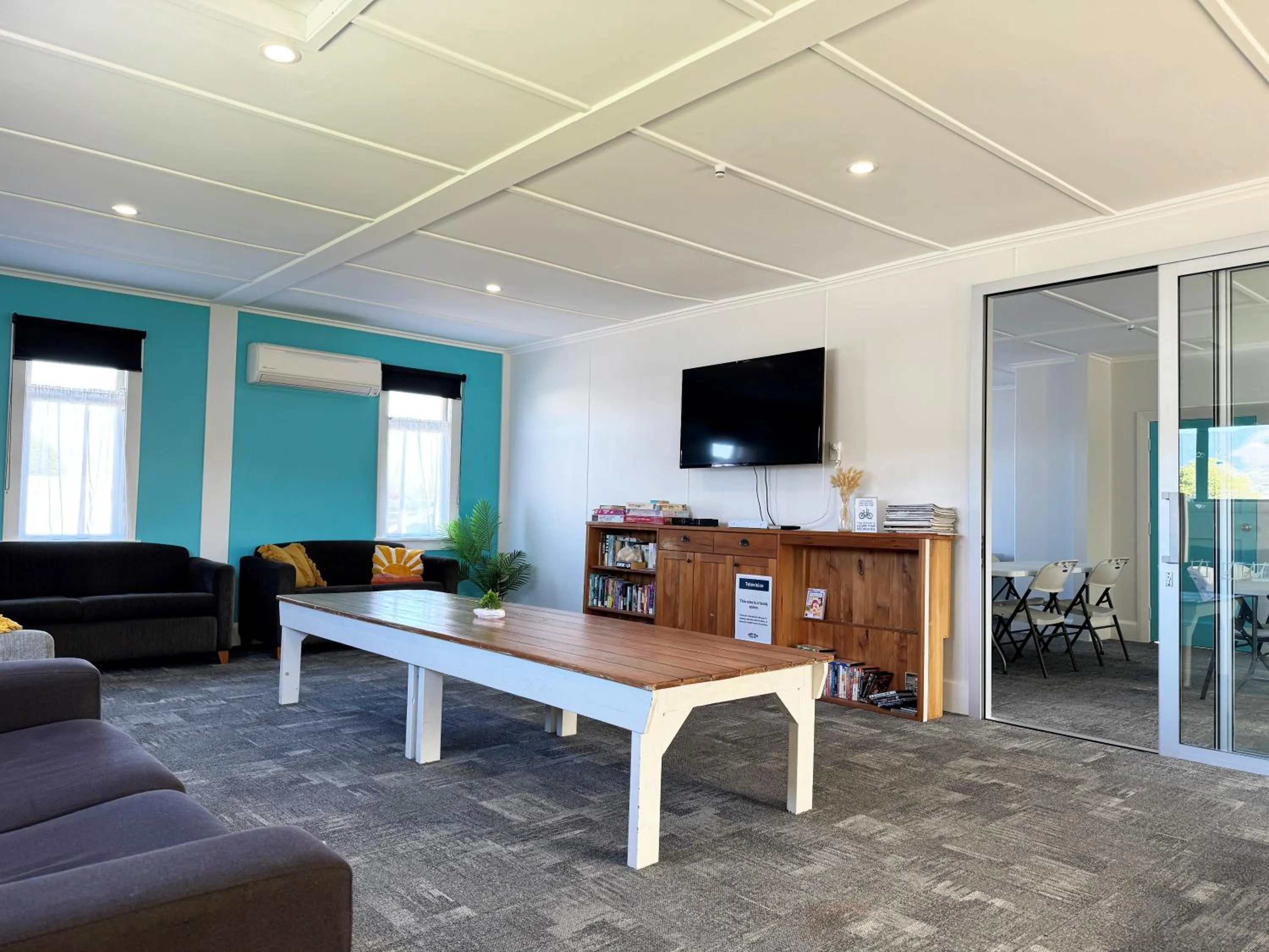 Communal lounge/ TV room in Tāhuna Beach Holiday Park