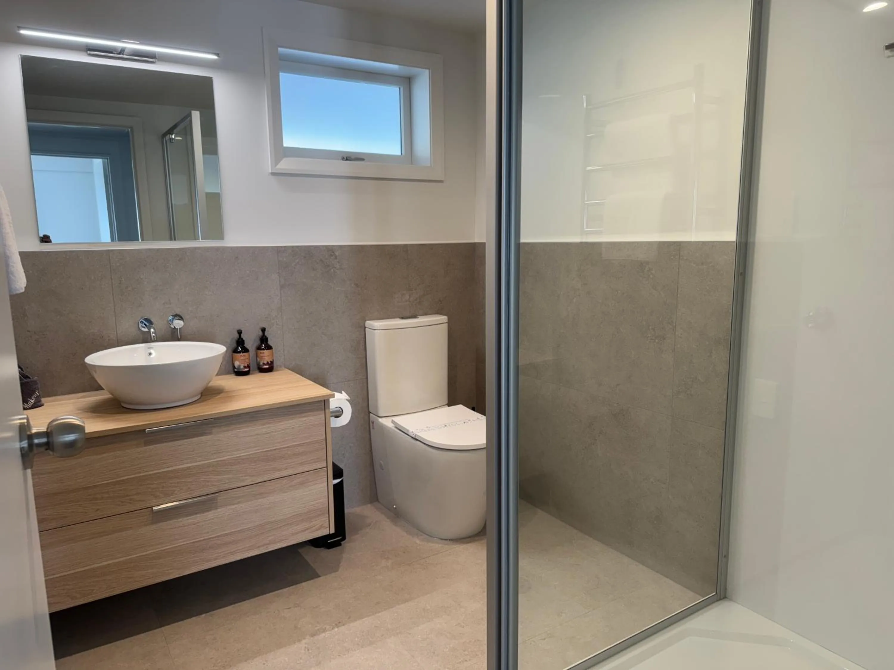 Shower in Tāhuna Beach Holiday Park