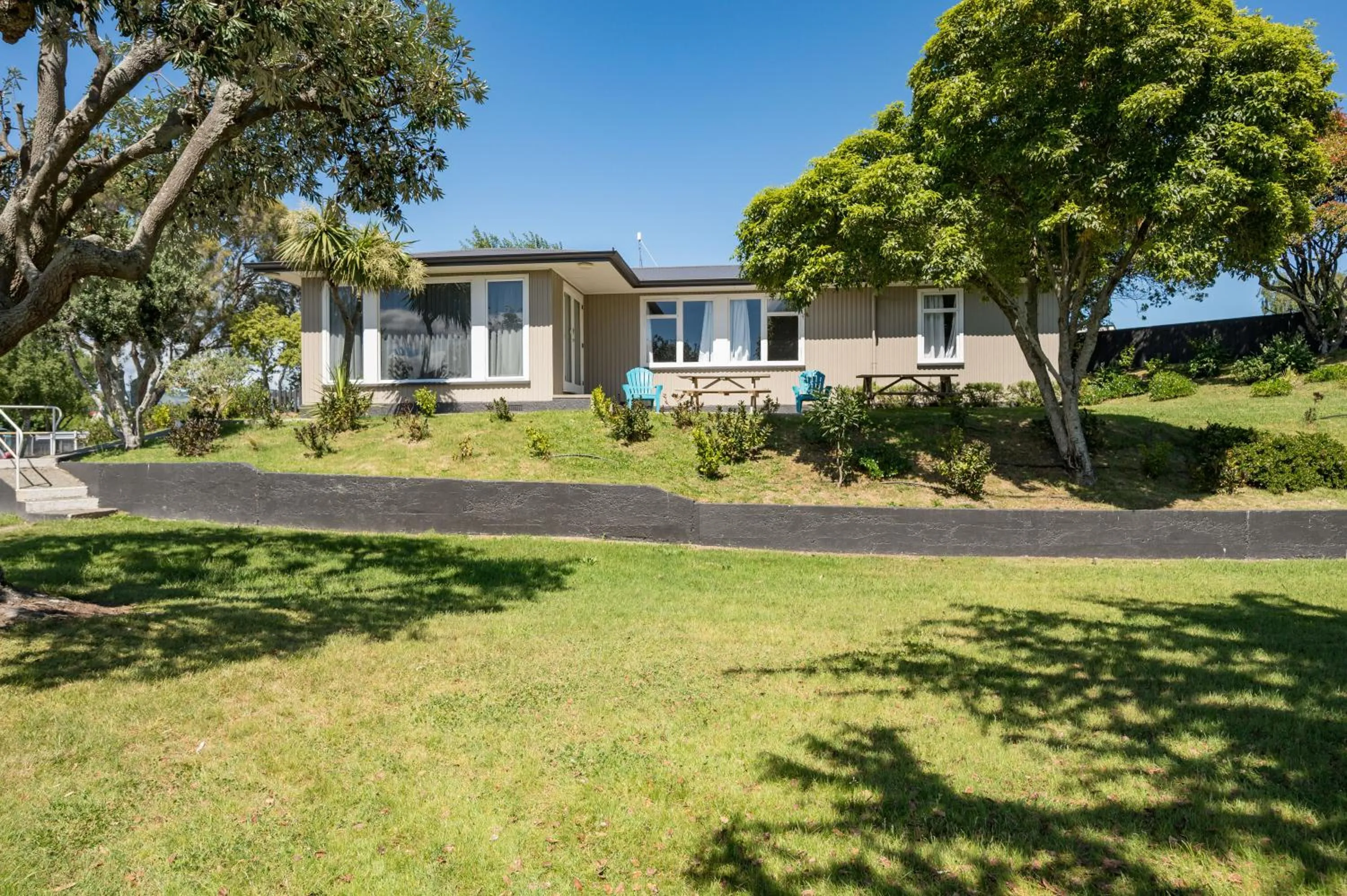 Property building in Tāhuna Beach Holiday Park