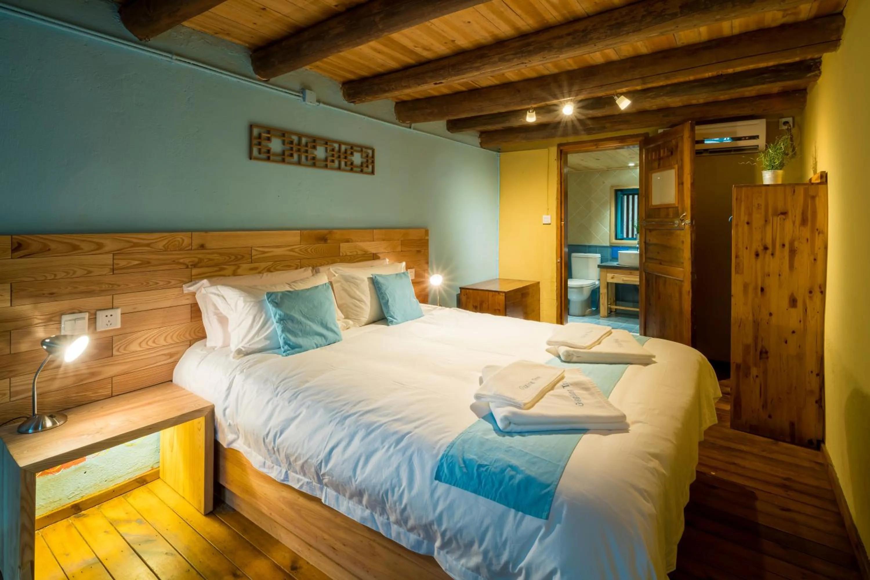 Photo of the whole room, Bed in The Giggling Tree