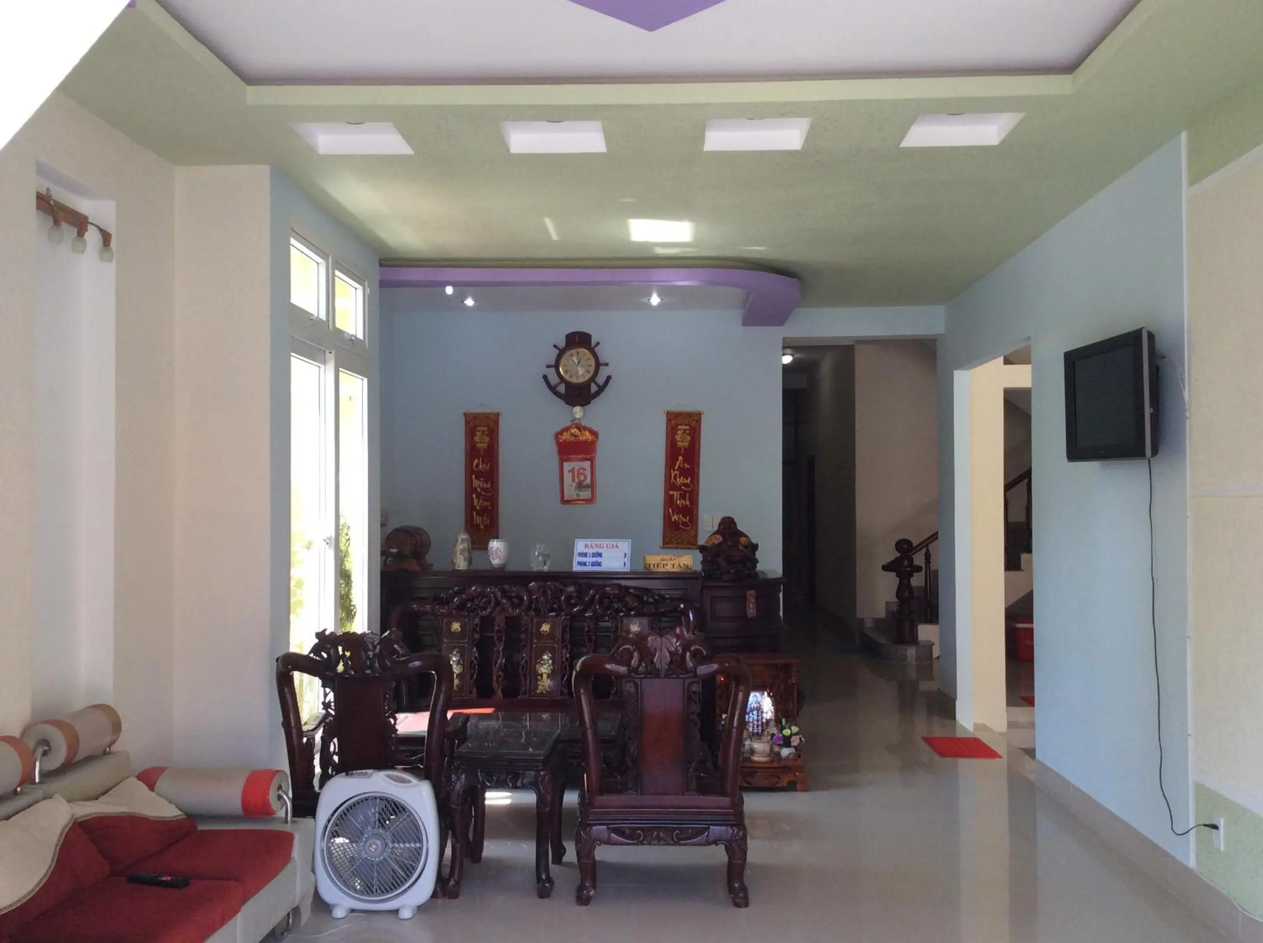 Communal lounge/ TV room in Quốc Ân Motel