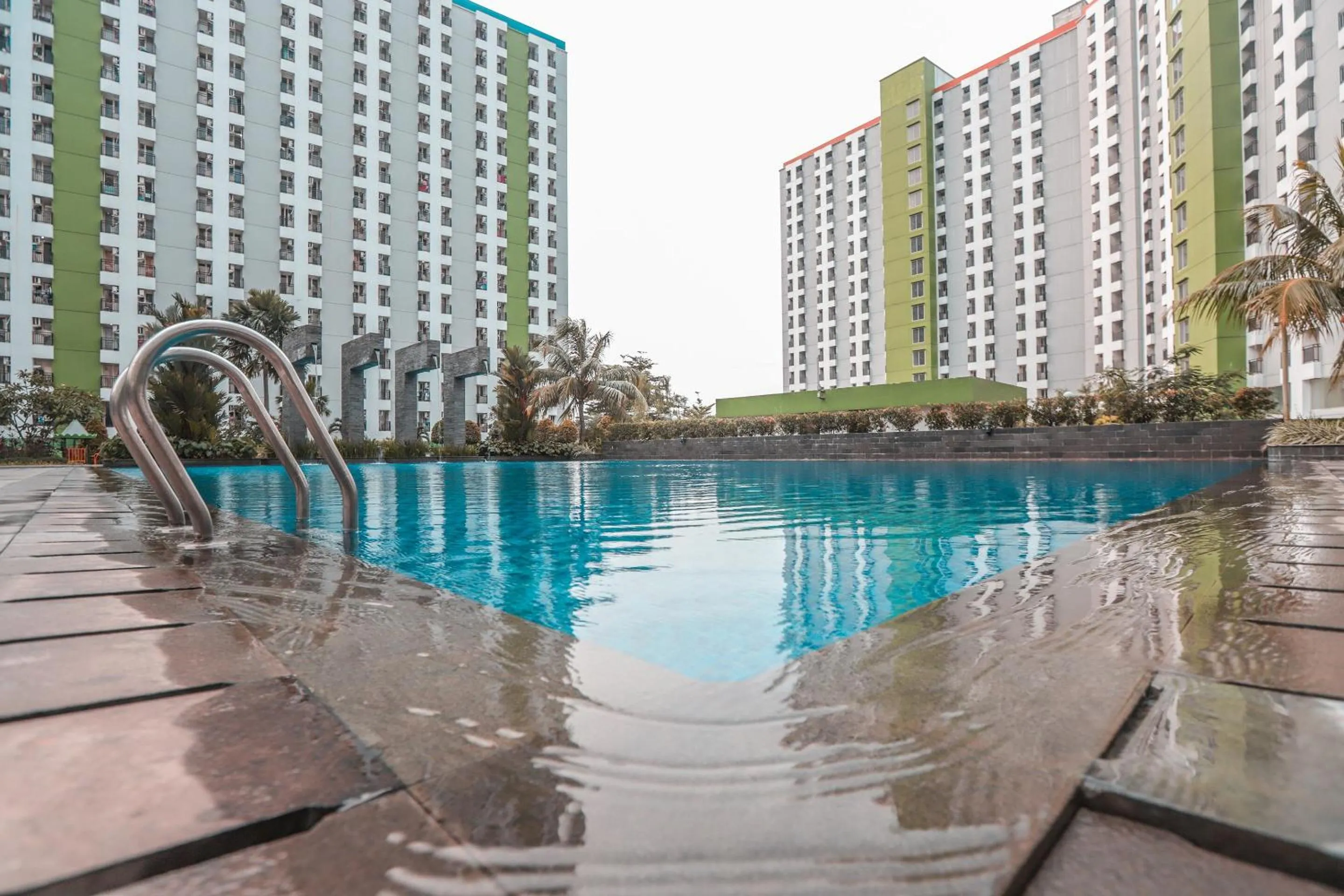 Swimming pool in Hotel O Ciputat Near Apartment Green Lake View Ciputat
