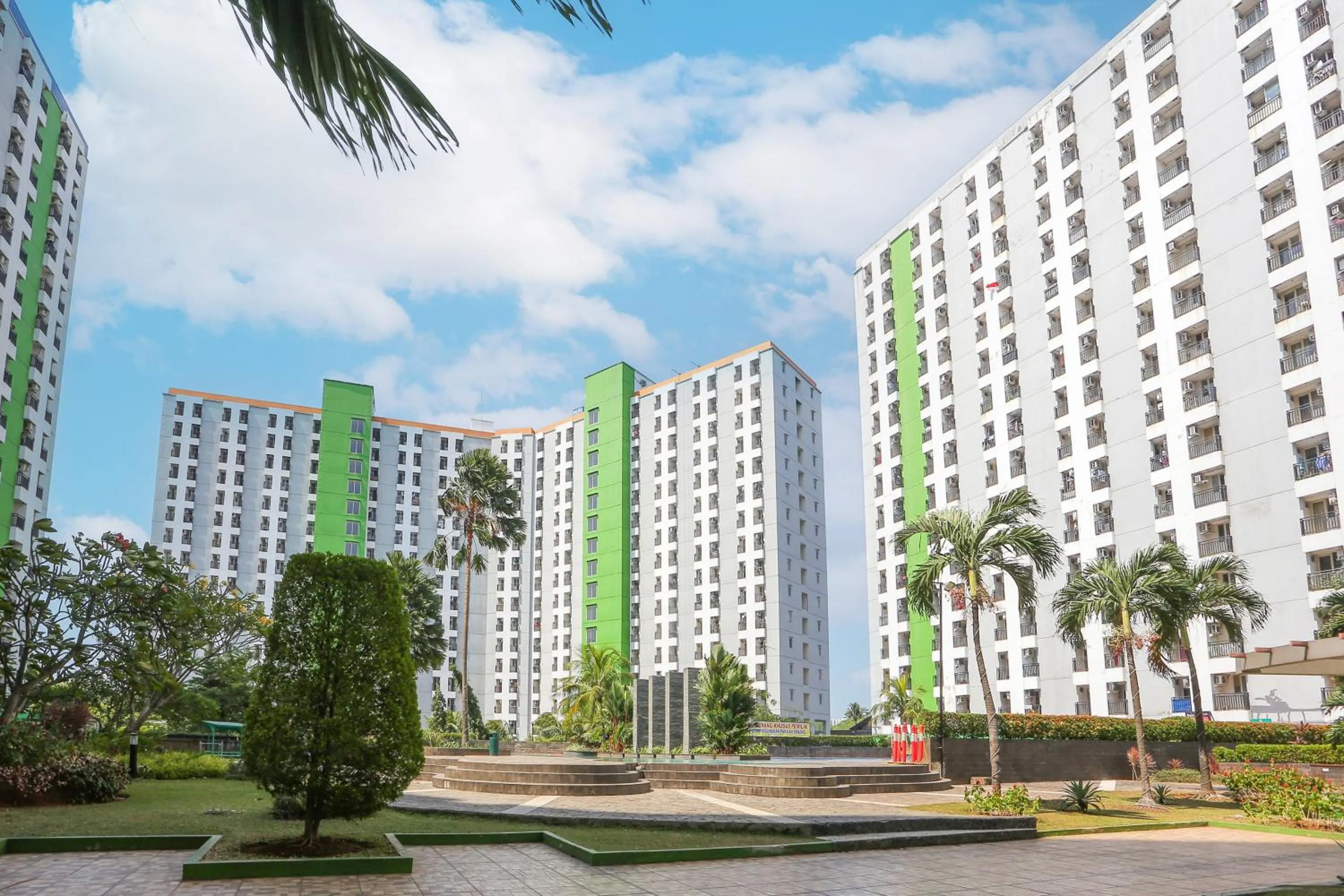 Facade/entrance in Hotel O Ciputat Near Apartment Green Lake View Ciputat