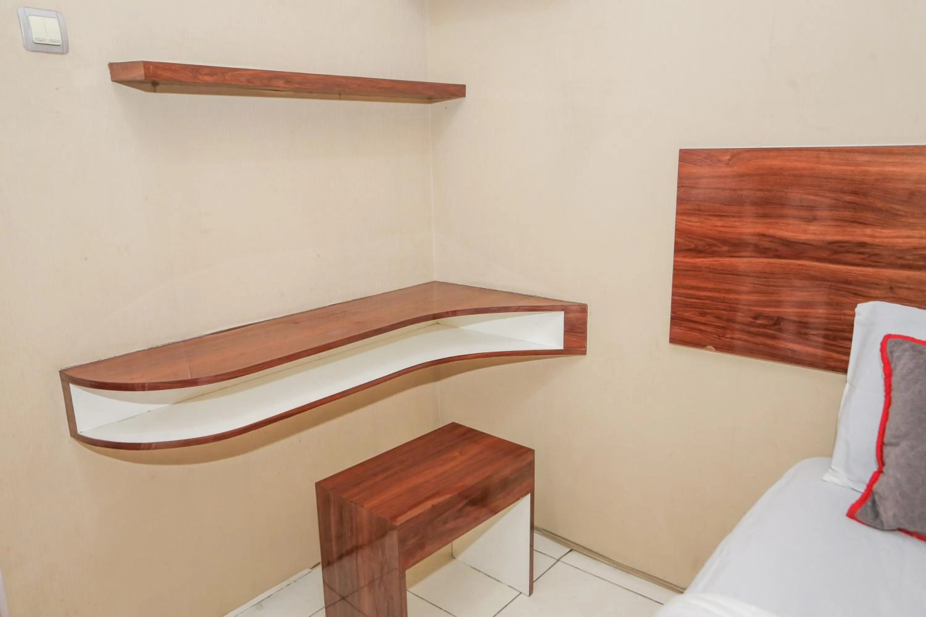 Bedroom, Bed in Hotel O Ciputat Near Apartment Green Lake View Ciputat