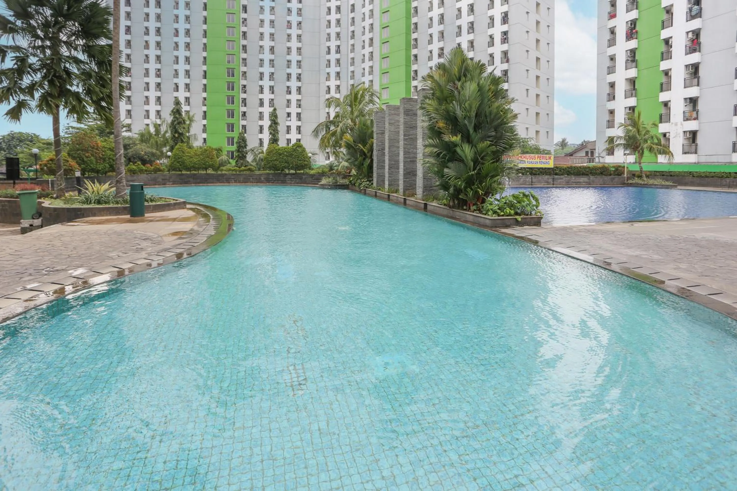 Swimming pool in Hotel O Ciputat Near Apartment Green Lake View Ciputat