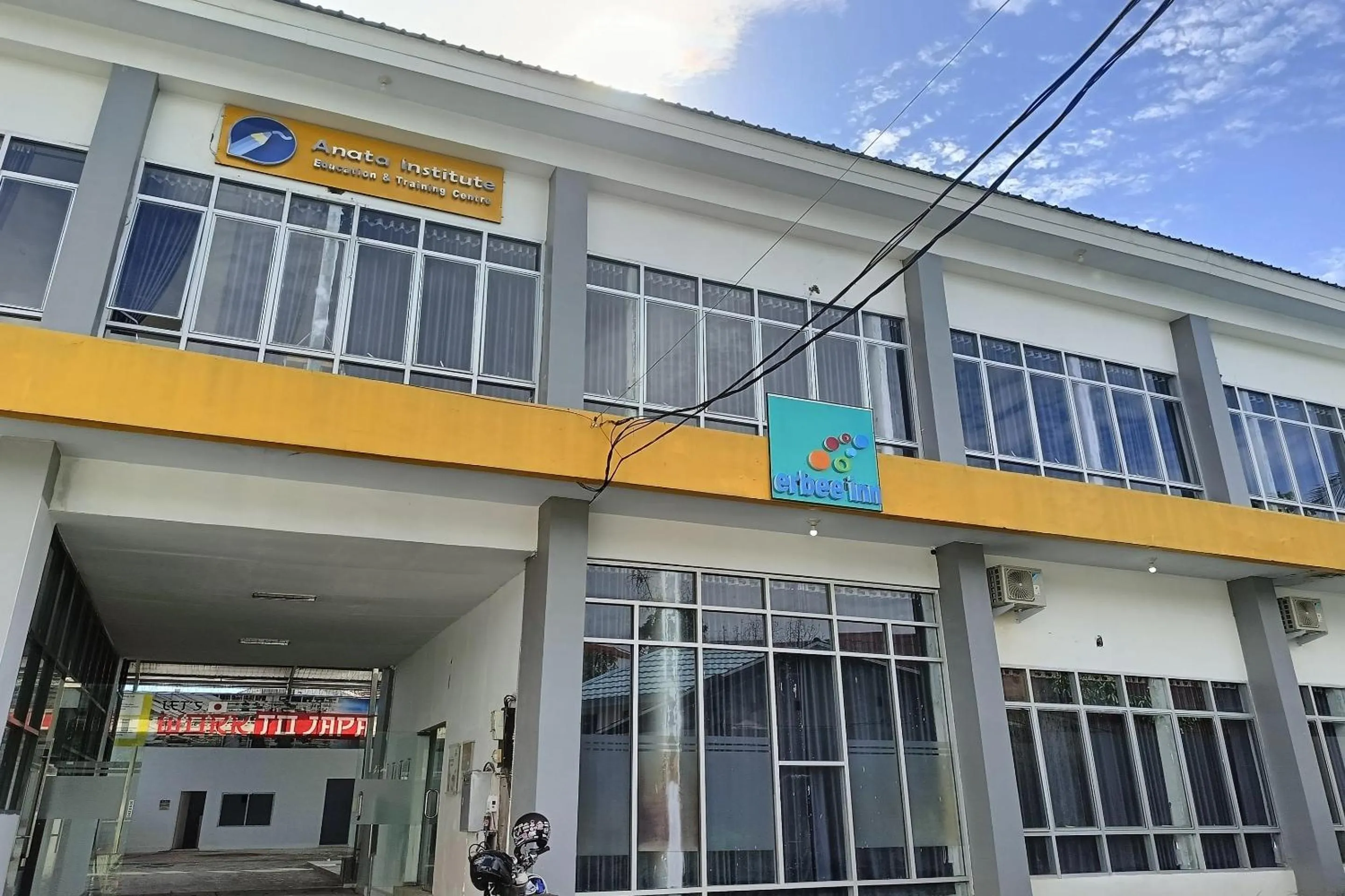 Facade/entrance in OYO 93929 Erbee Inn