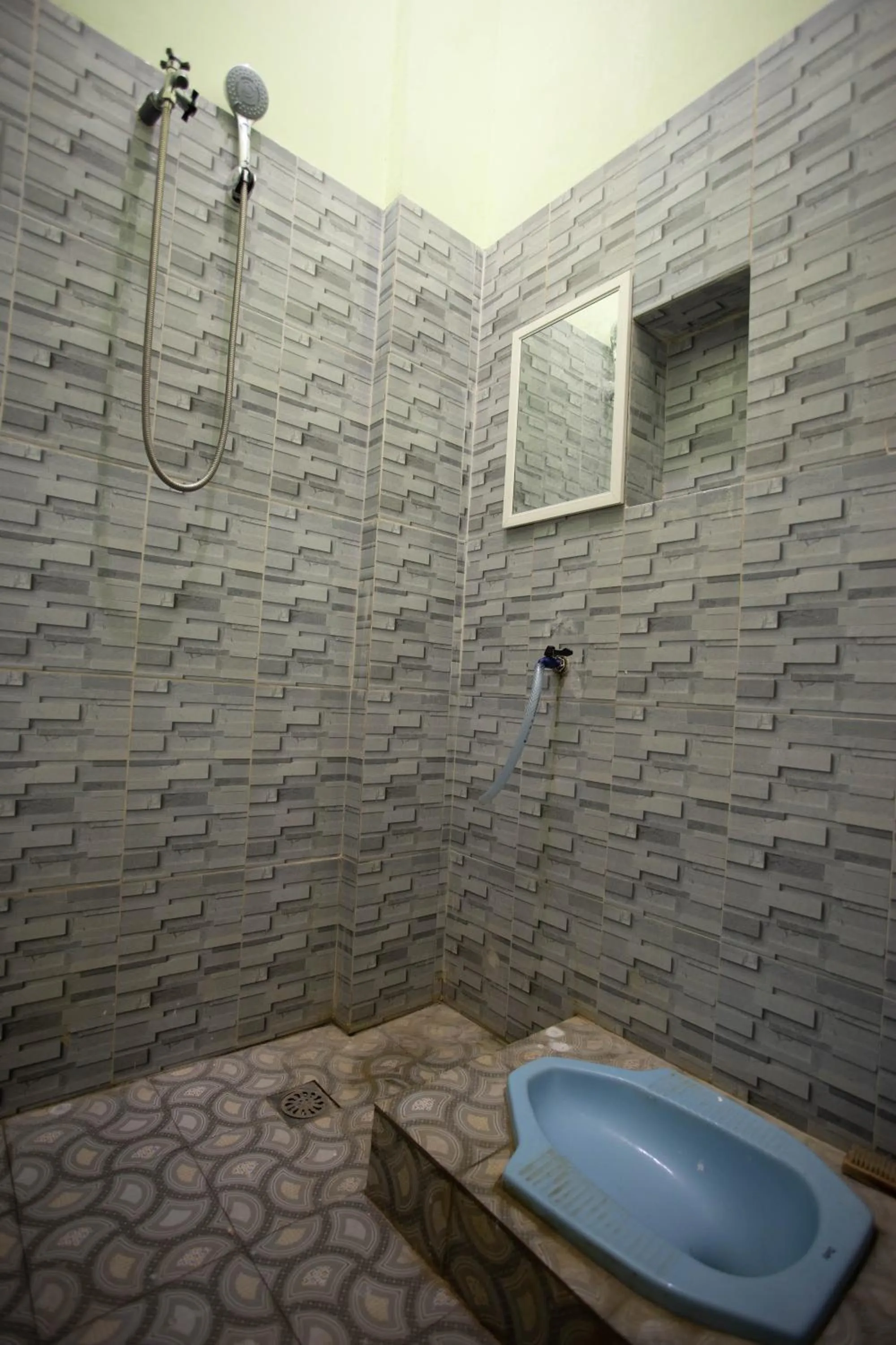 Bathroom in Hotel O Sakinah Homestay Bromo Syariah Near Rest Area Wringinanom