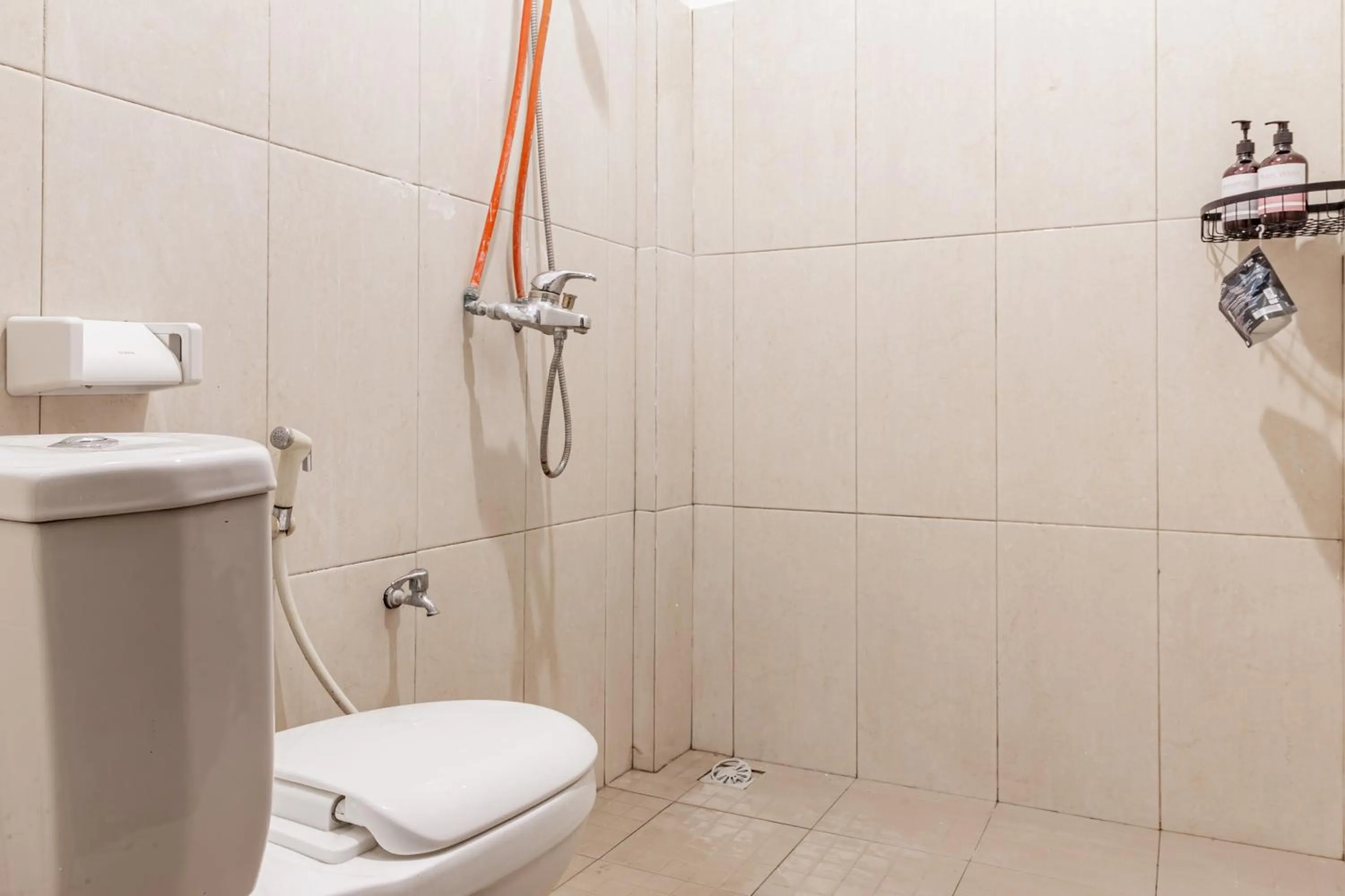 Bathroom in Capital O 93944 Geweka Homestay