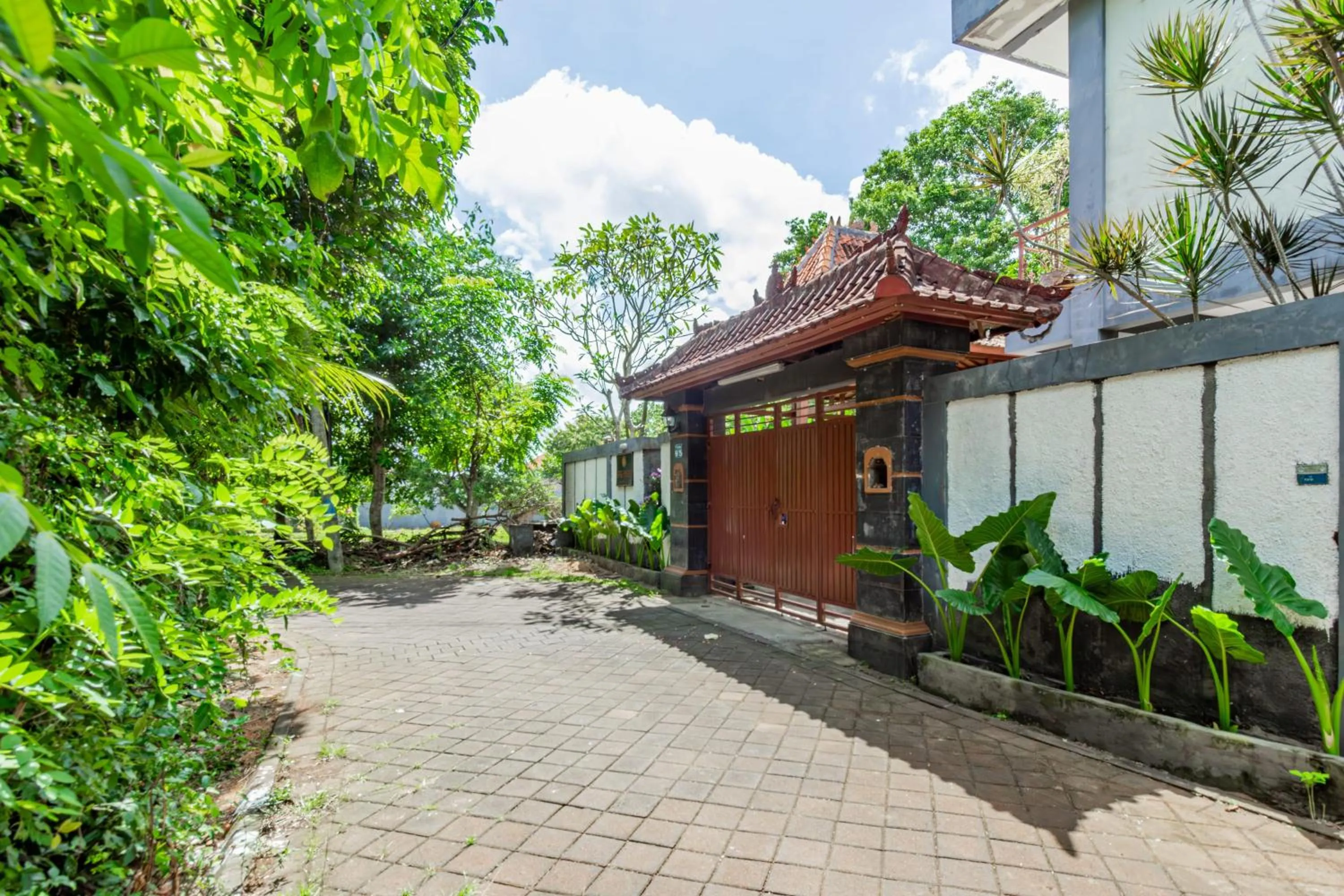 Facade/entrance in Capital O 93944 Geweka Homestay