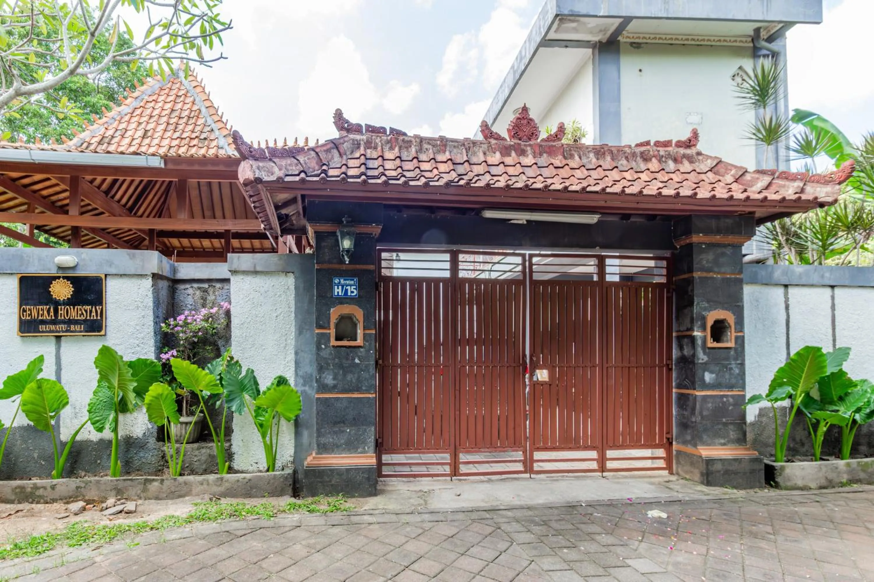 Facade/entrance in Capital O 93944 Geweka Homestay