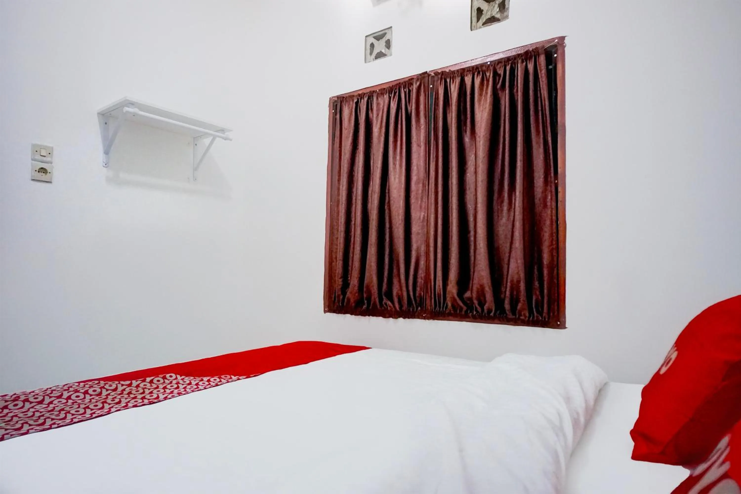 Bedroom, Bed in Hotel O Family Guesthouse