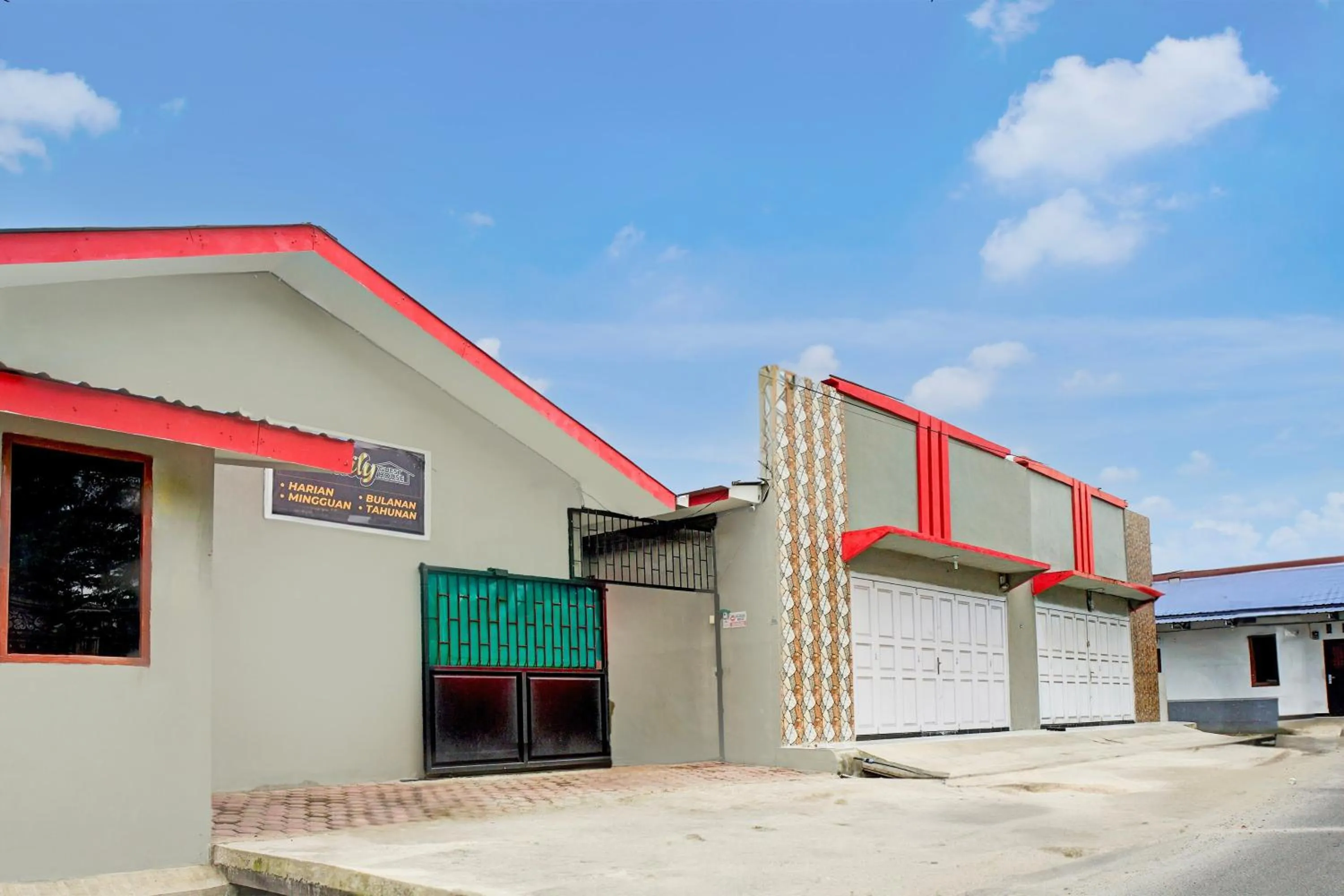 Facade/entrance in Hotel O Family Guesthouse