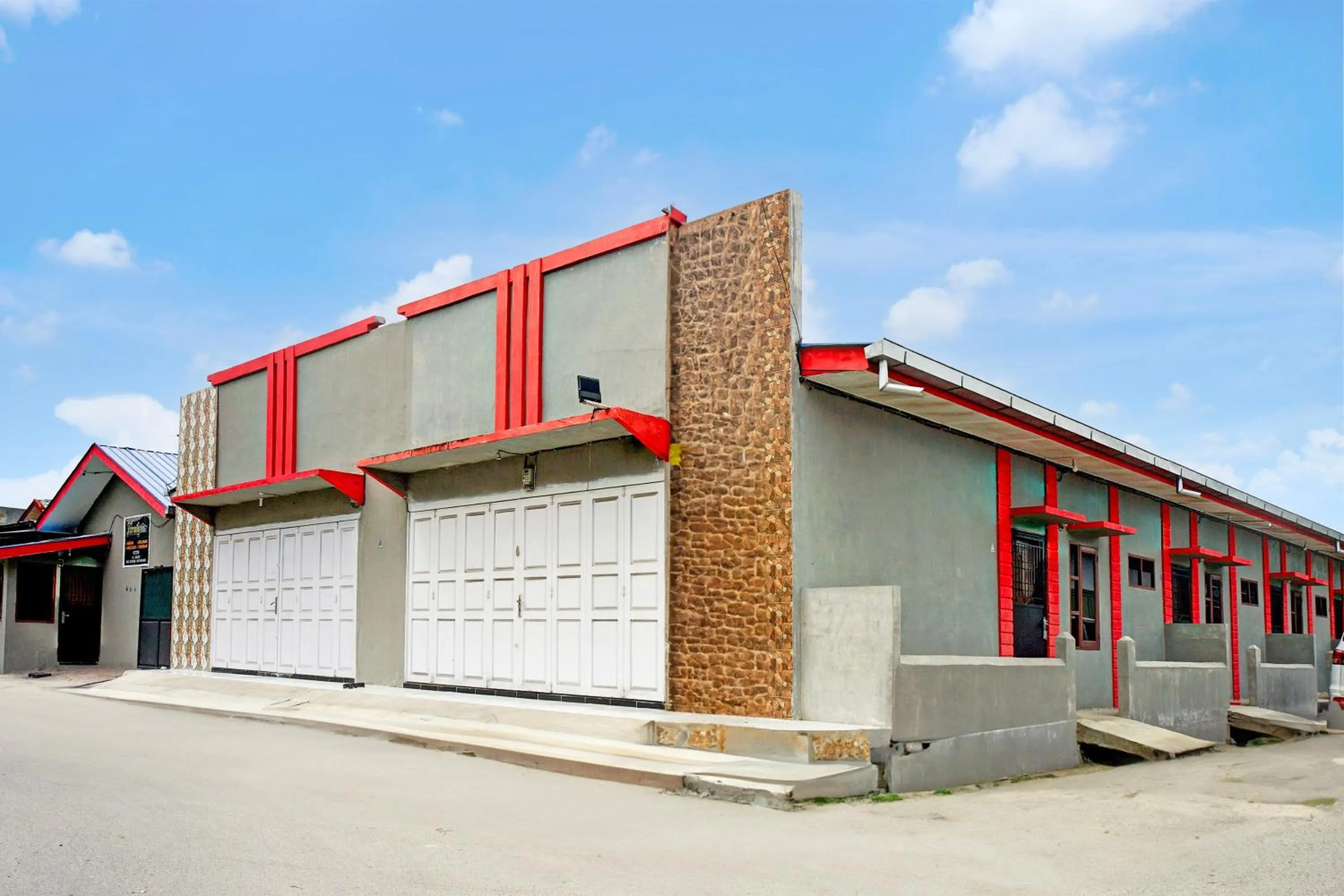 Facade/entrance in Hotel O Family Guesthouse