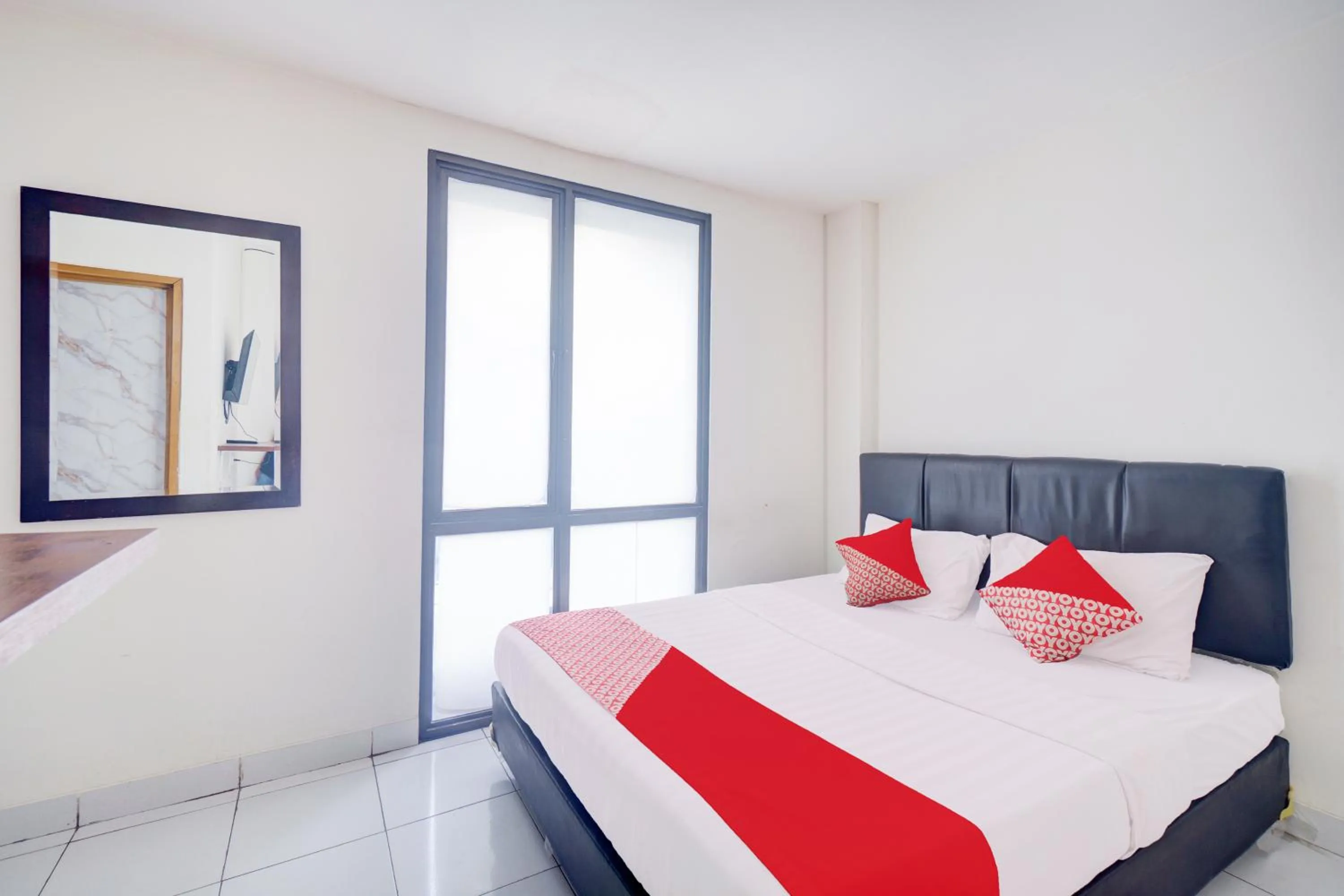 Photo of the whole room, Bed in Hotel O J&B Smart Jatinegara