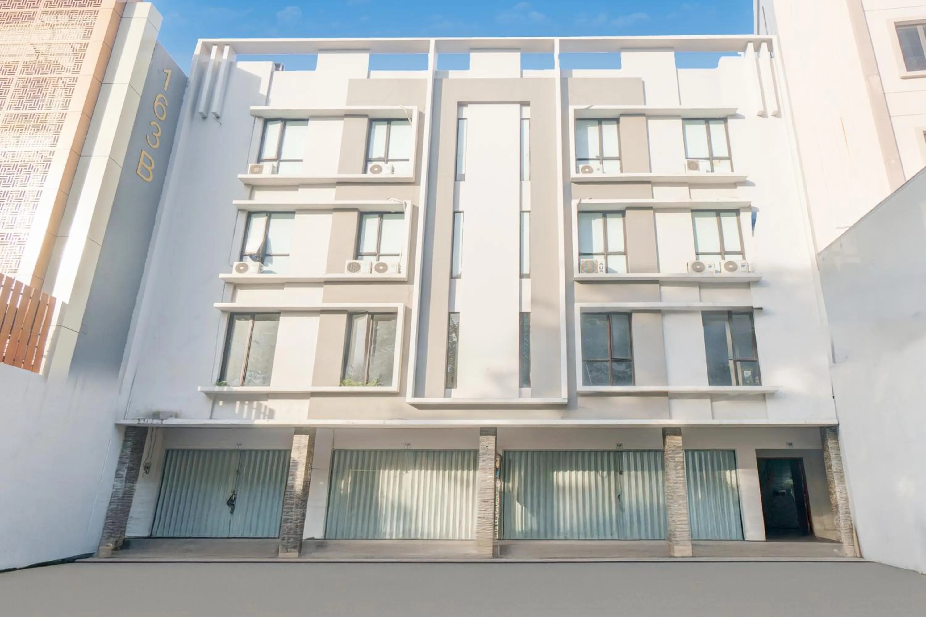 Property building in Hotel O J&B Smart Jatinegara